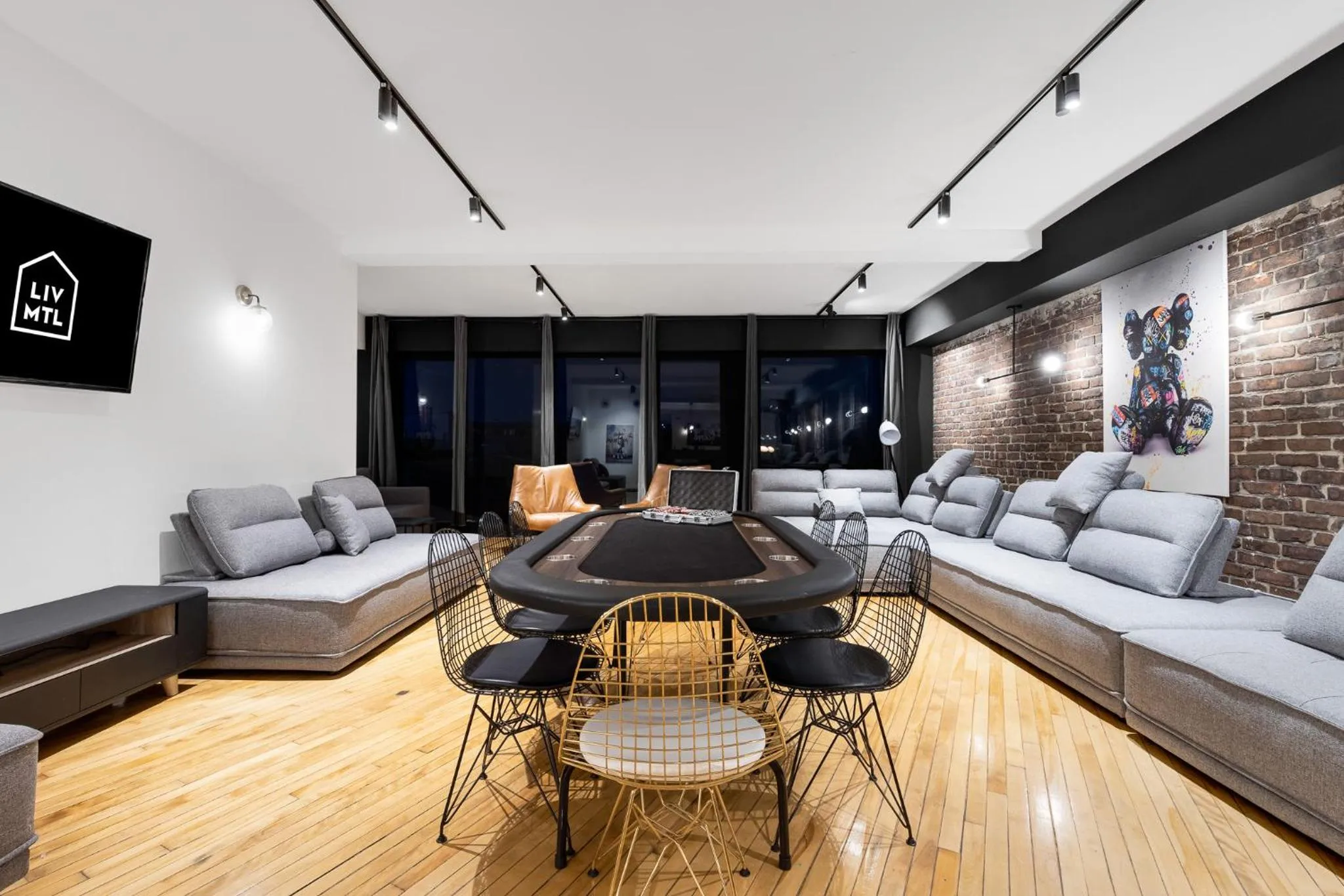 TV and multimedia in LiV MTL Plaza