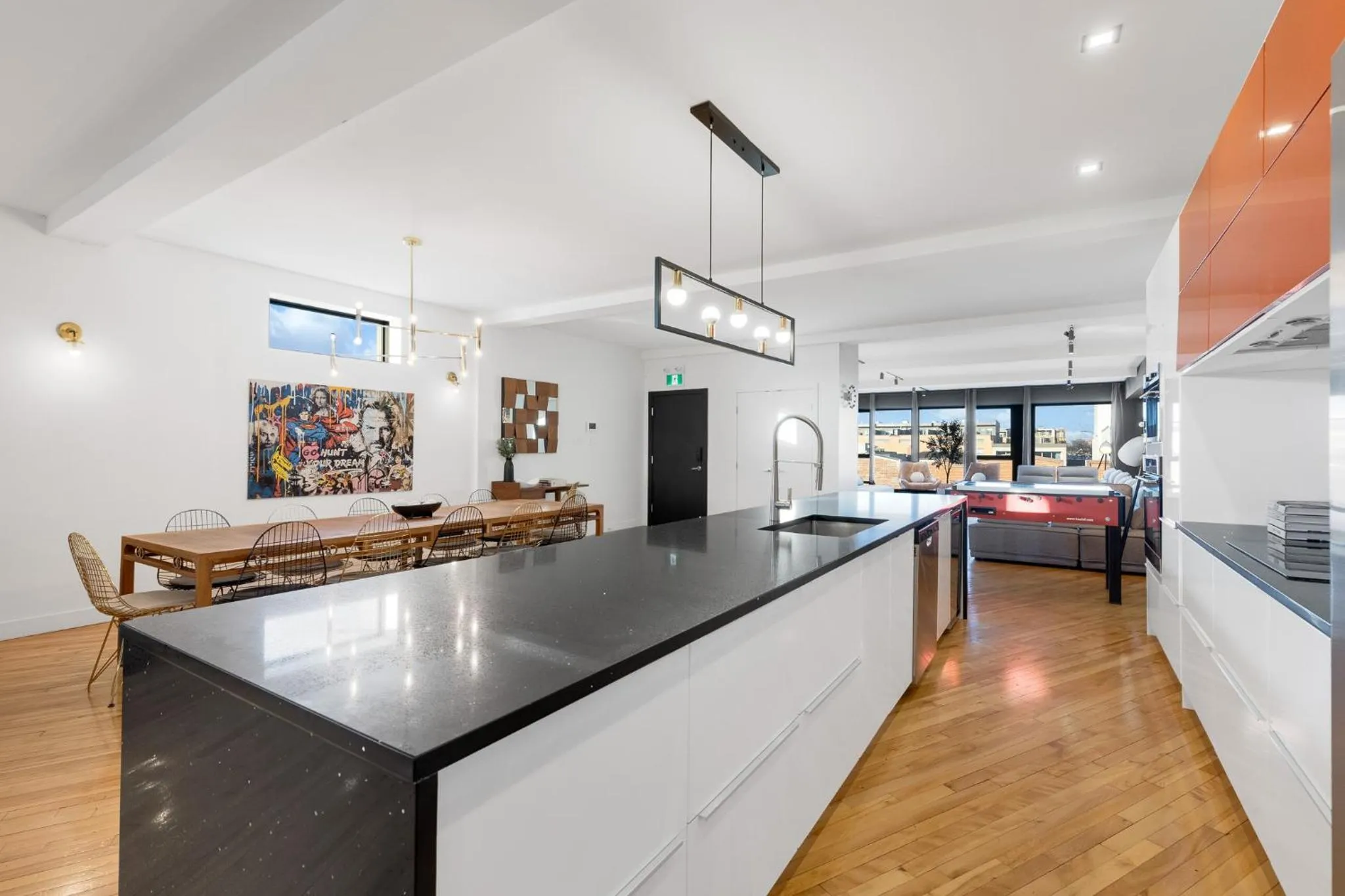 Kitchen or kitchenette in LiV MTL Plaza