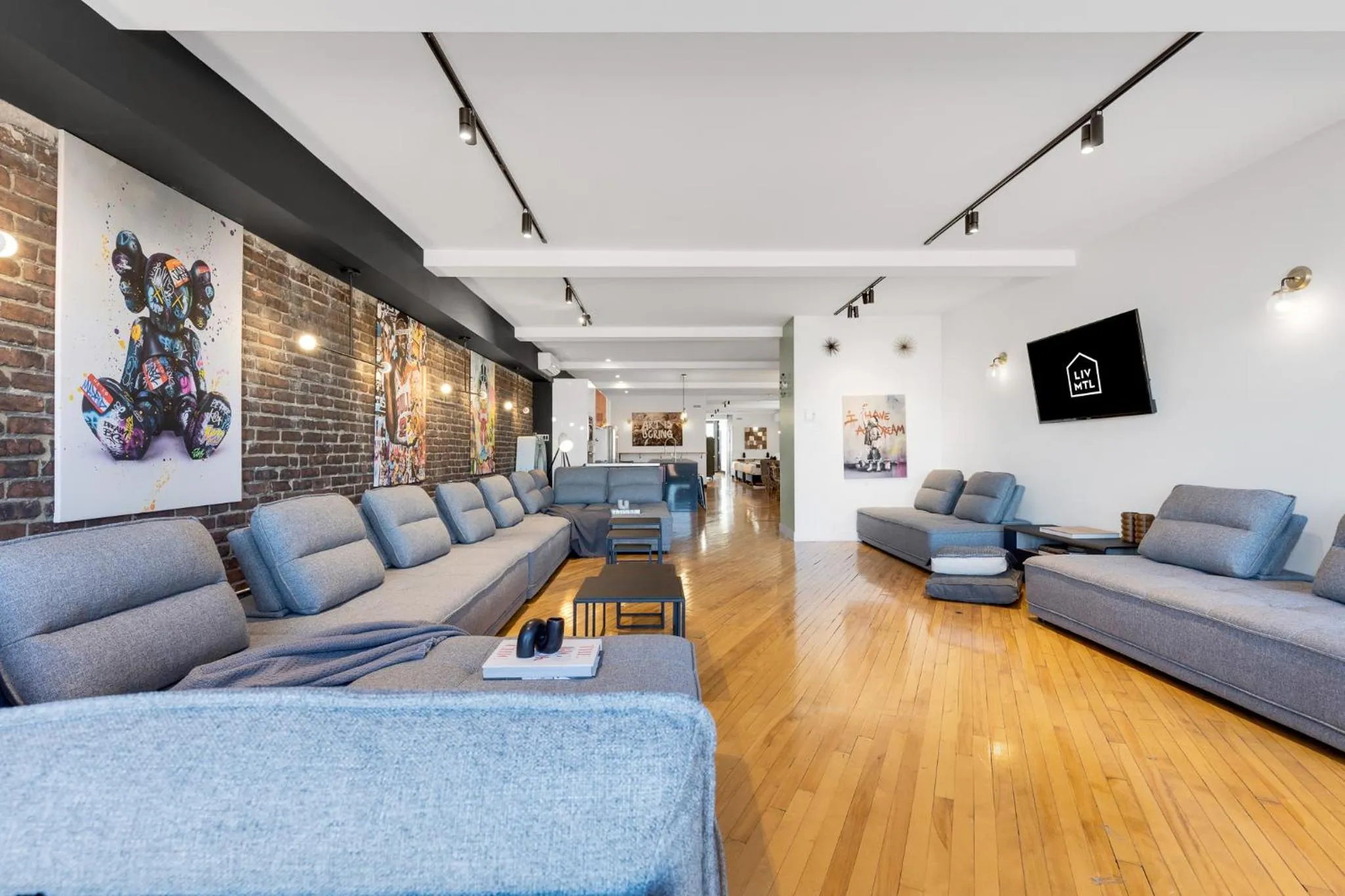 TV and multimedia in LiV MTL Plaza