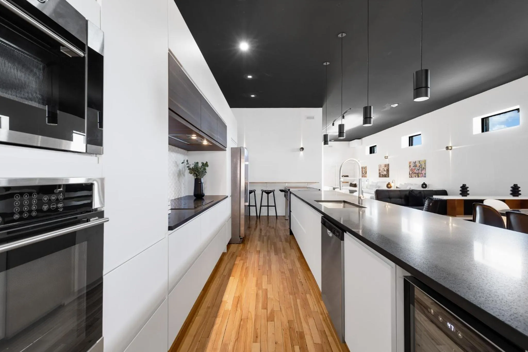 Kitchen or kitchenette in LiV MTL Plaza