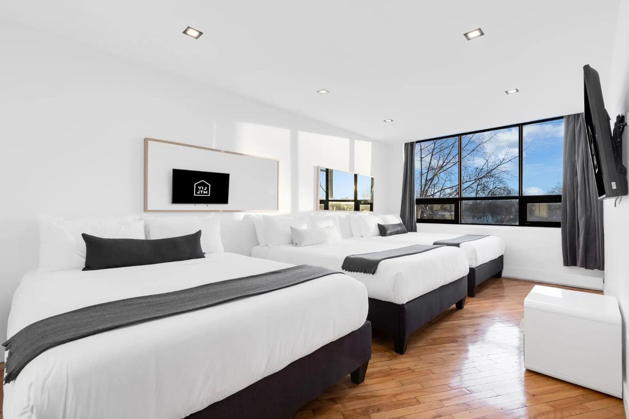 Communal lounge/ TV room, Bed in LiV MTL Plaza