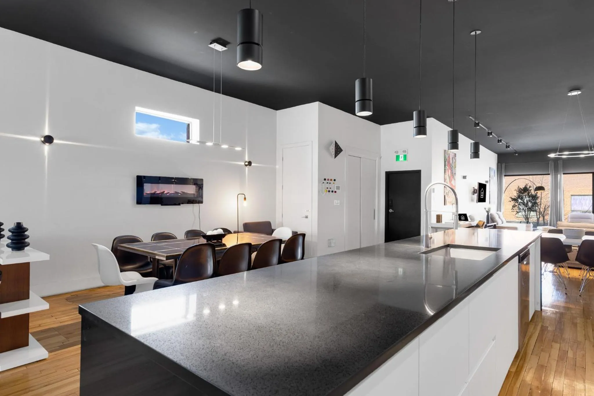 TV and multimedia in LiV MTL Plaza