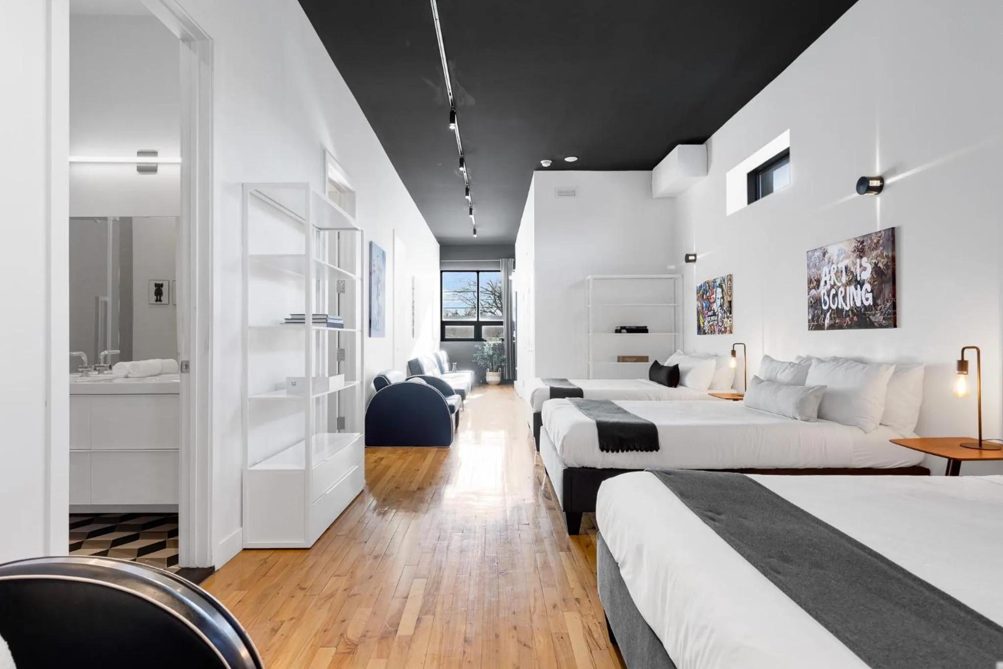 Bed in LiV MTL Plaza