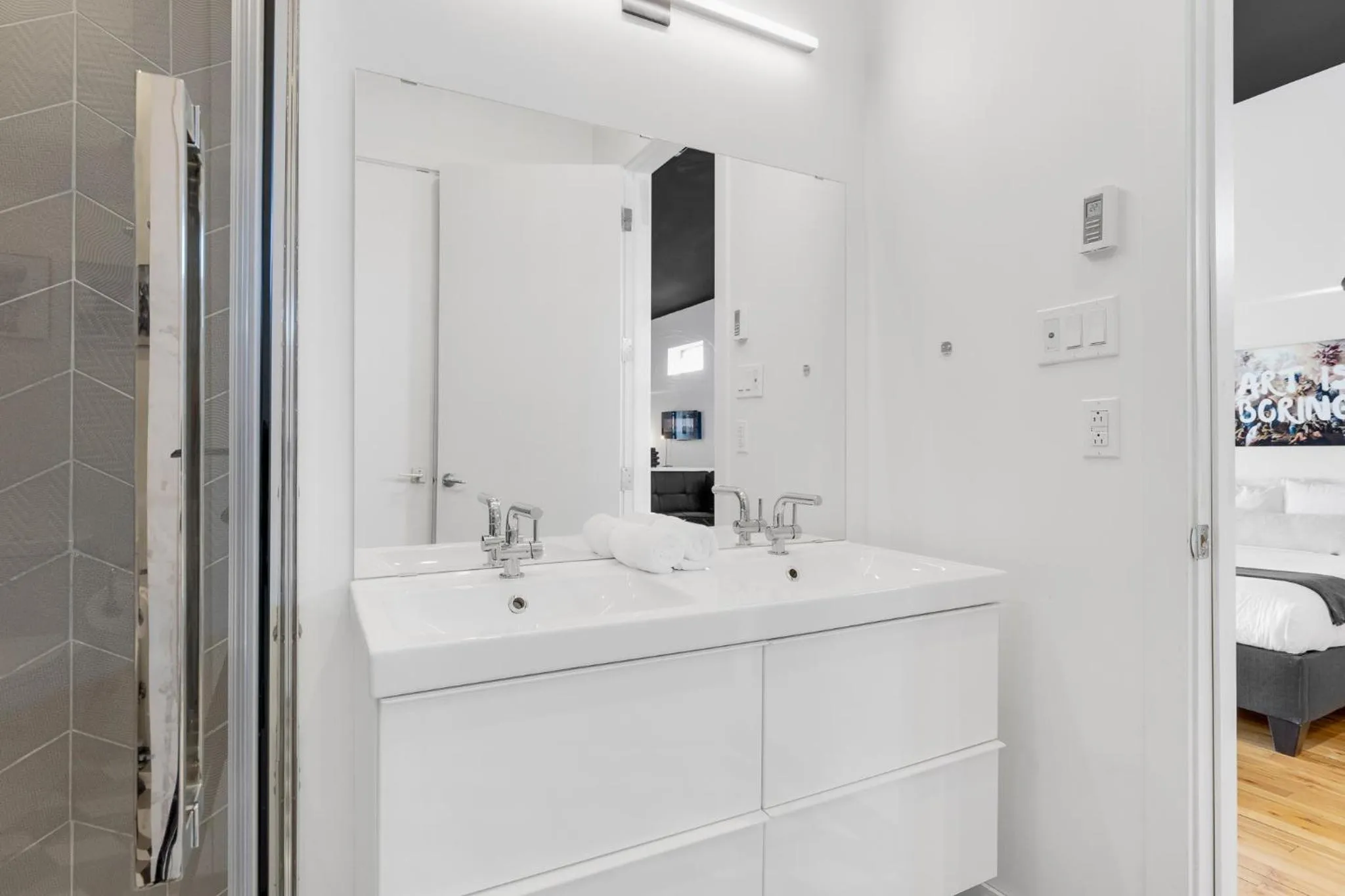 Shower in LiV MTL Plaza