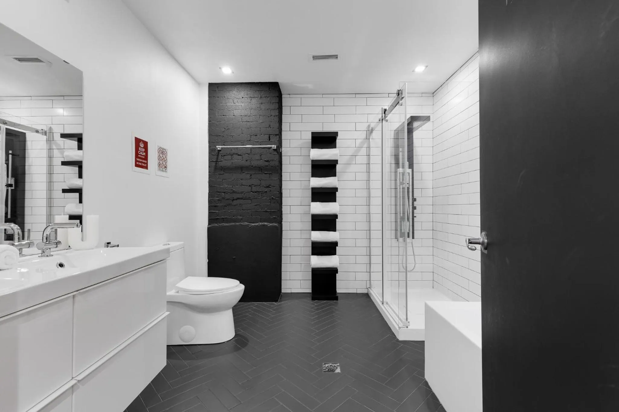 Shower in LiV MTL Plaza