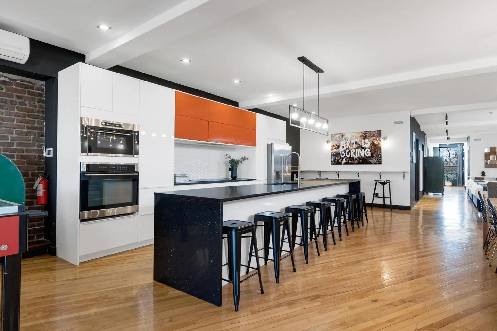 Kitchen or kitchenette in LiV MTL Plaza