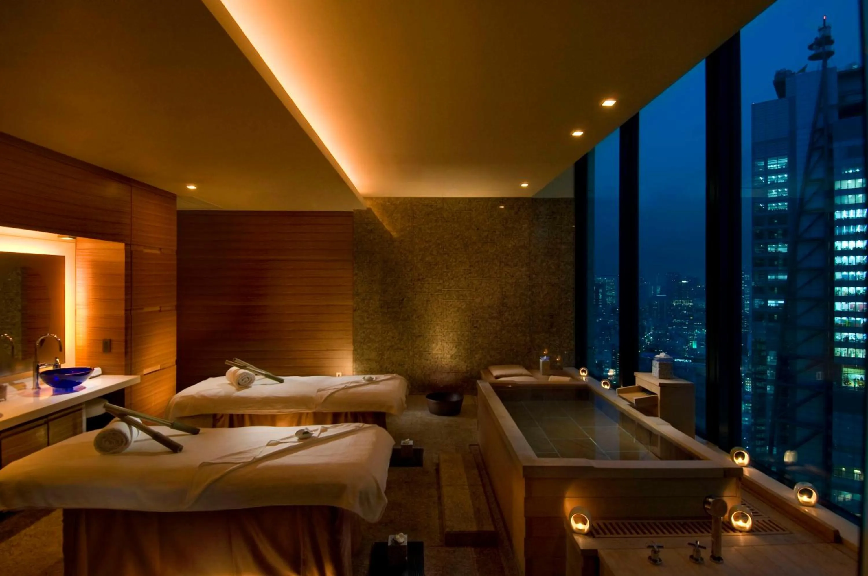 Spa and wellness centre/facilities, Bed in Conrad Tokyo