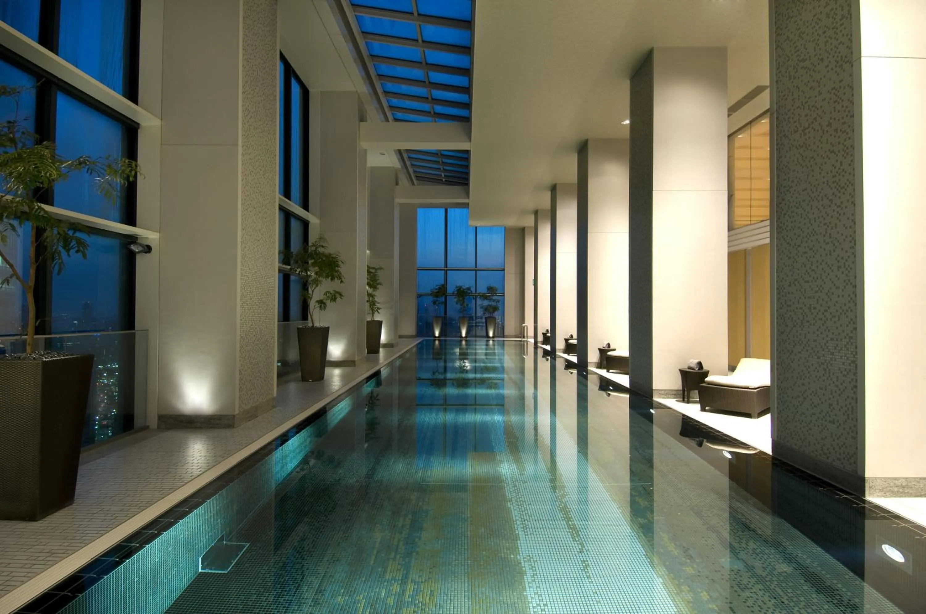 Swimming pool in Conrad Tokyo