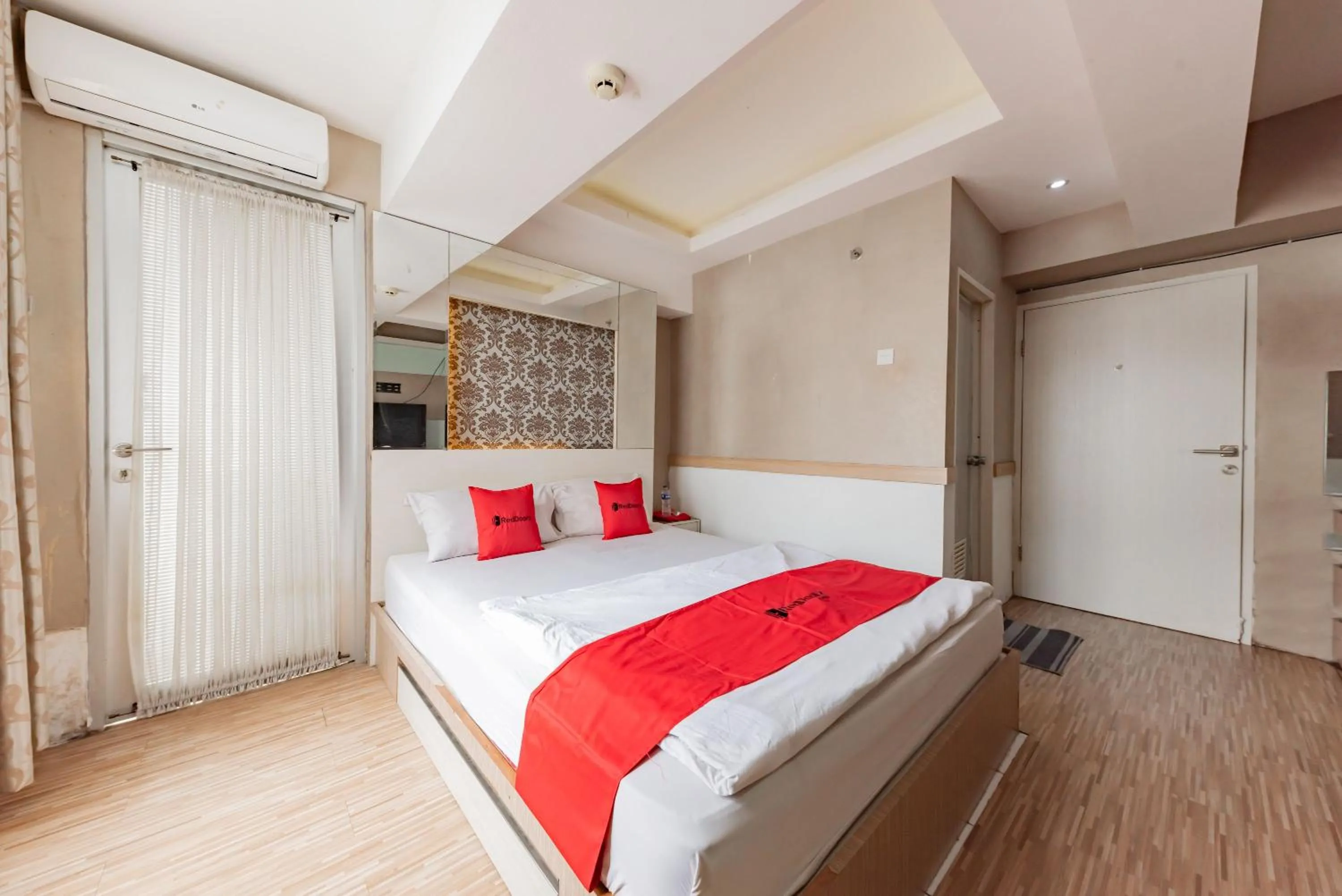 Bedroom, Bed in RedDoorz Apartment @ Jarrdin Cihampelas