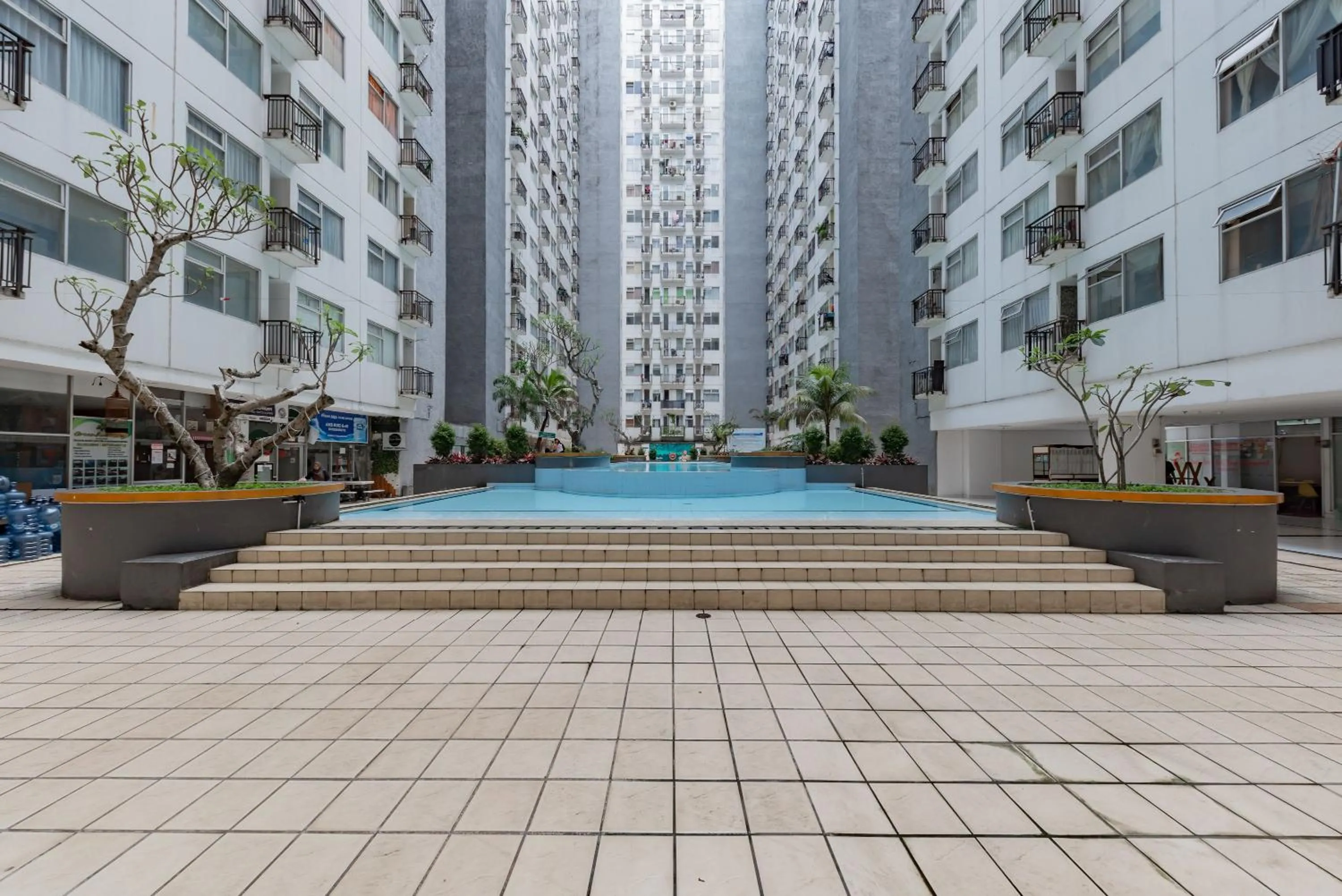 Swimming pool in RedDoorz Apartment @ Jarrdin Cihampelas