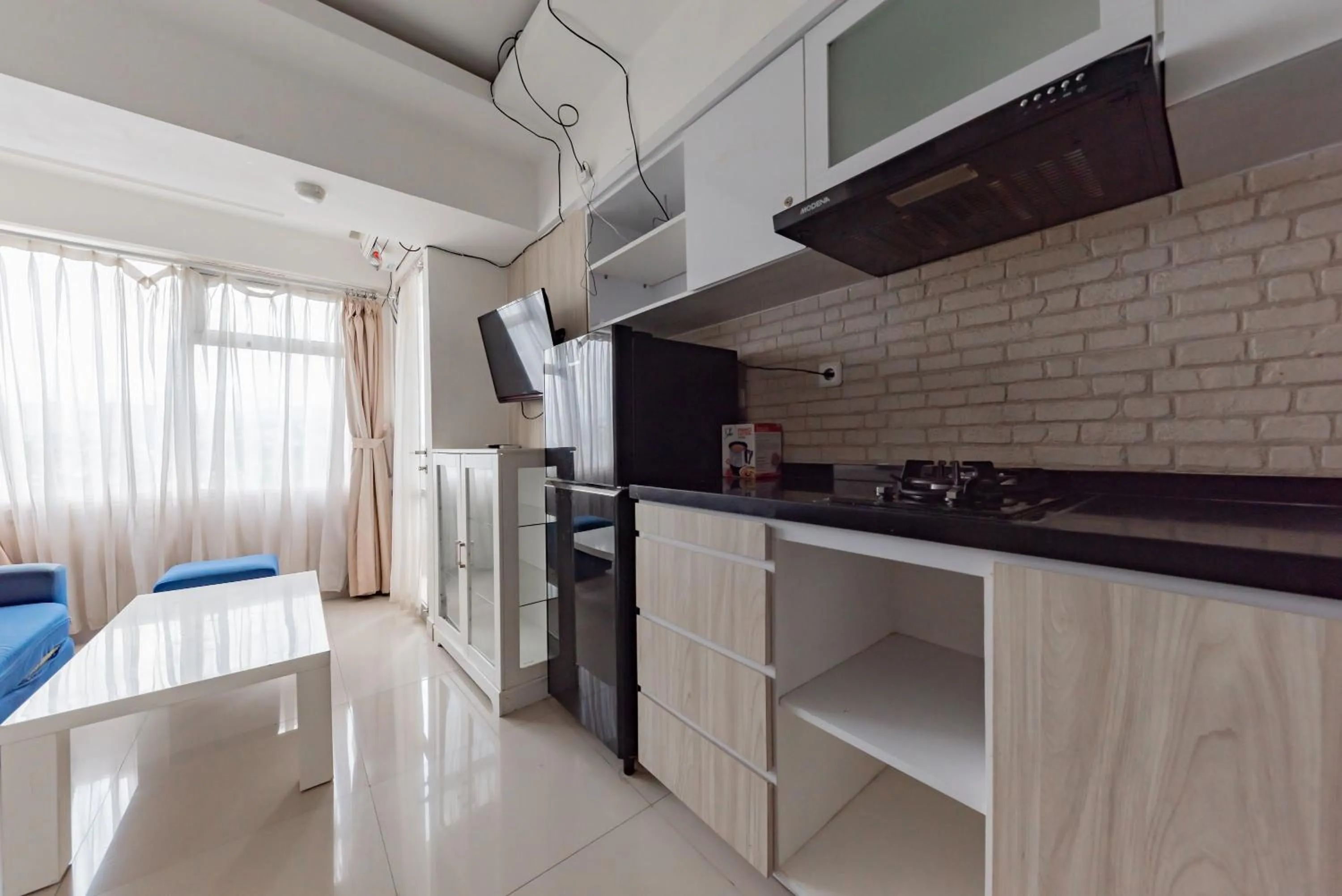 Kitchen or kitchenette in RedDoorz Apartment @ Jarrdin Cihampelas