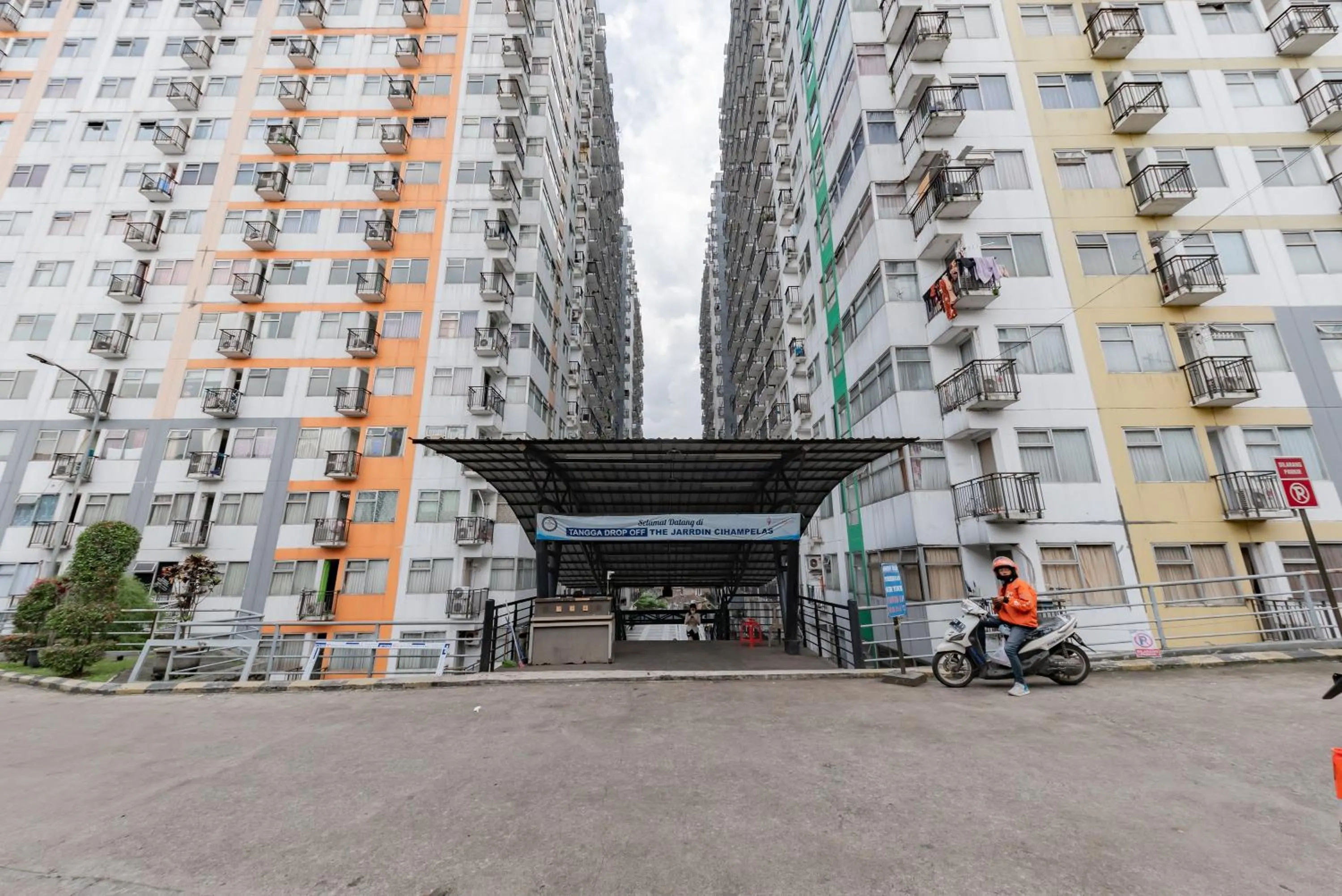 Property building in RedDoorz Apartment @ Jarrdin Cihampelas