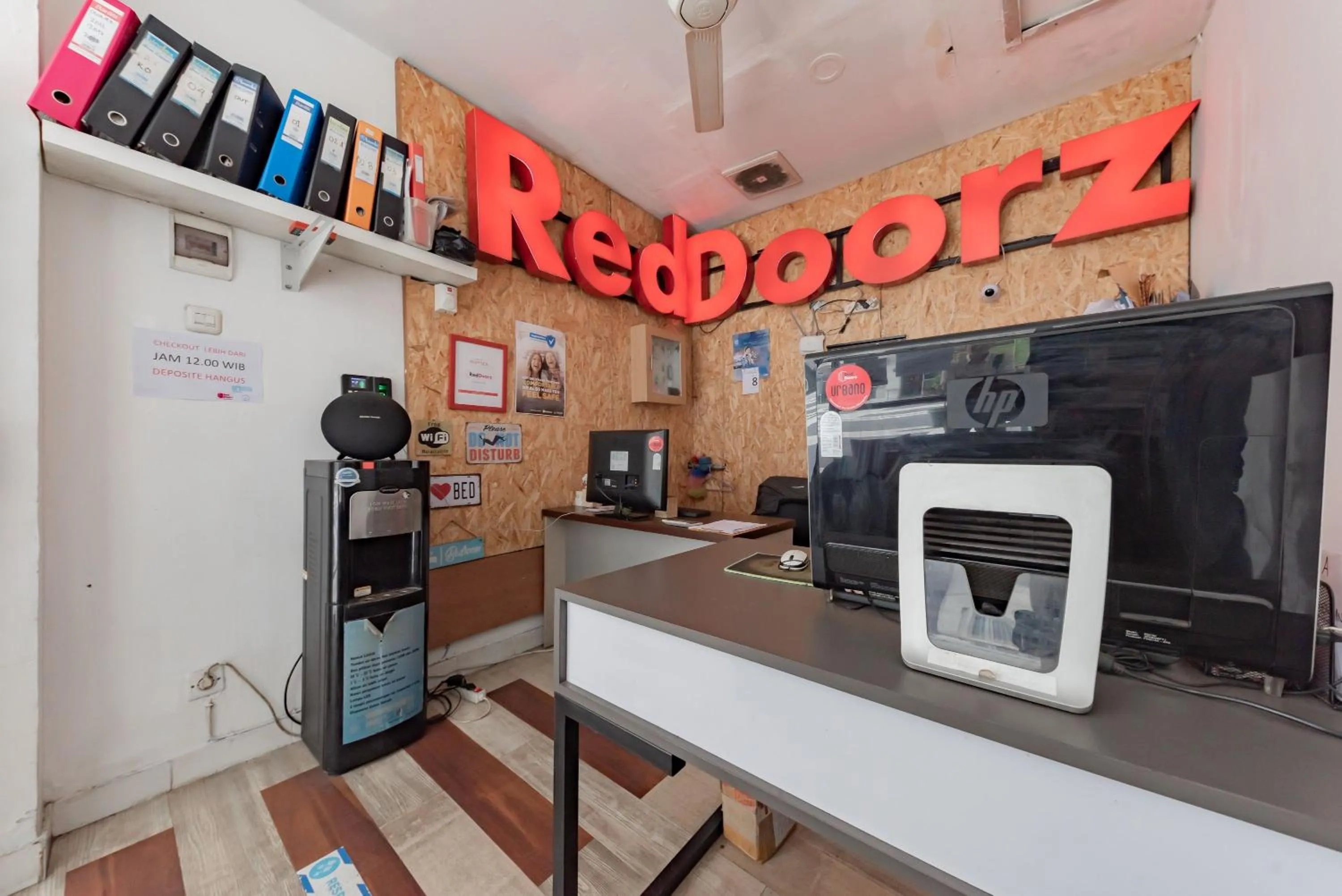 Lobby or reception in RedDoorz Apartment @ Jarrdin Cihampelas