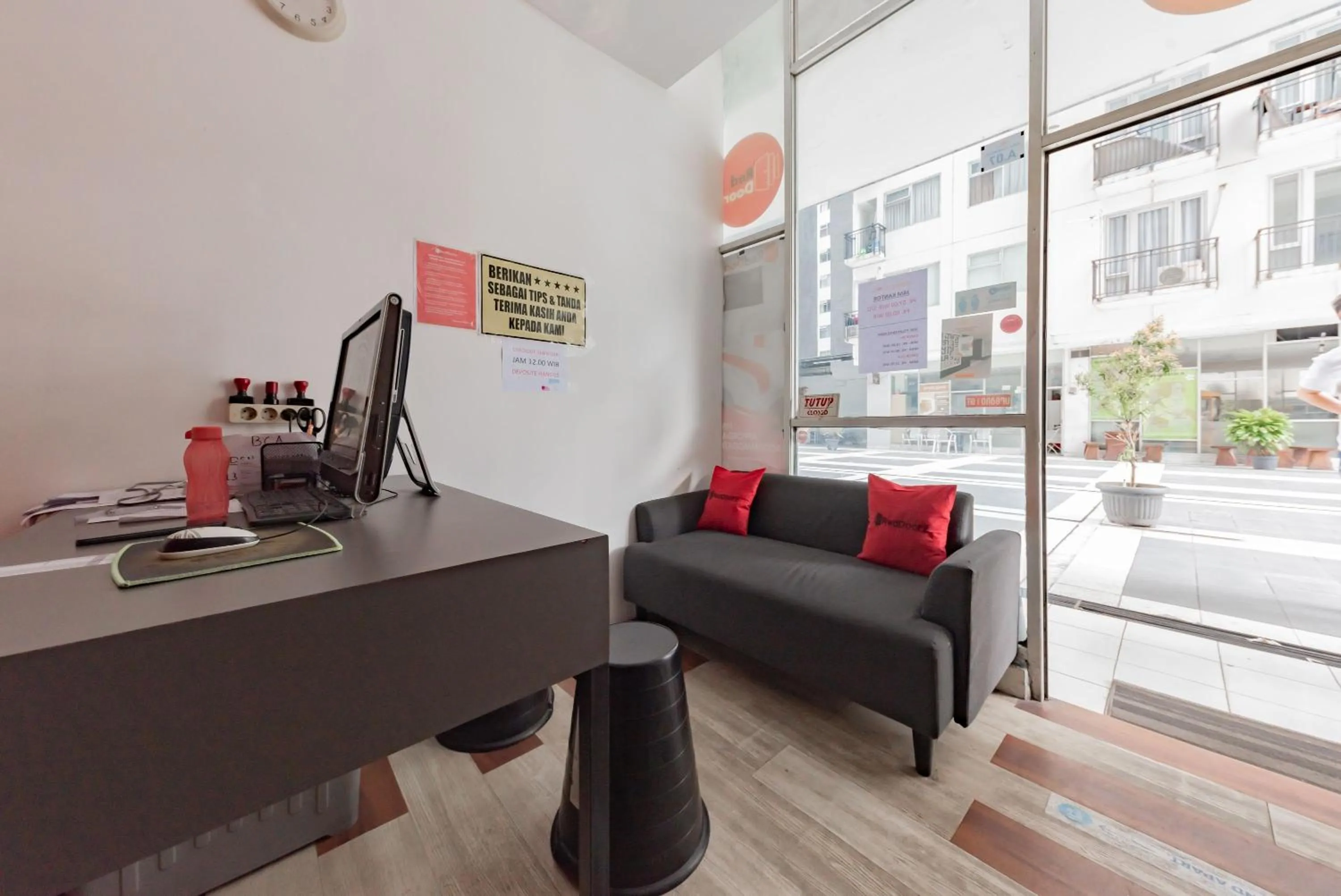 Lobby or reception in RedDoorz Apartment @ Jarrdin Cihampelas