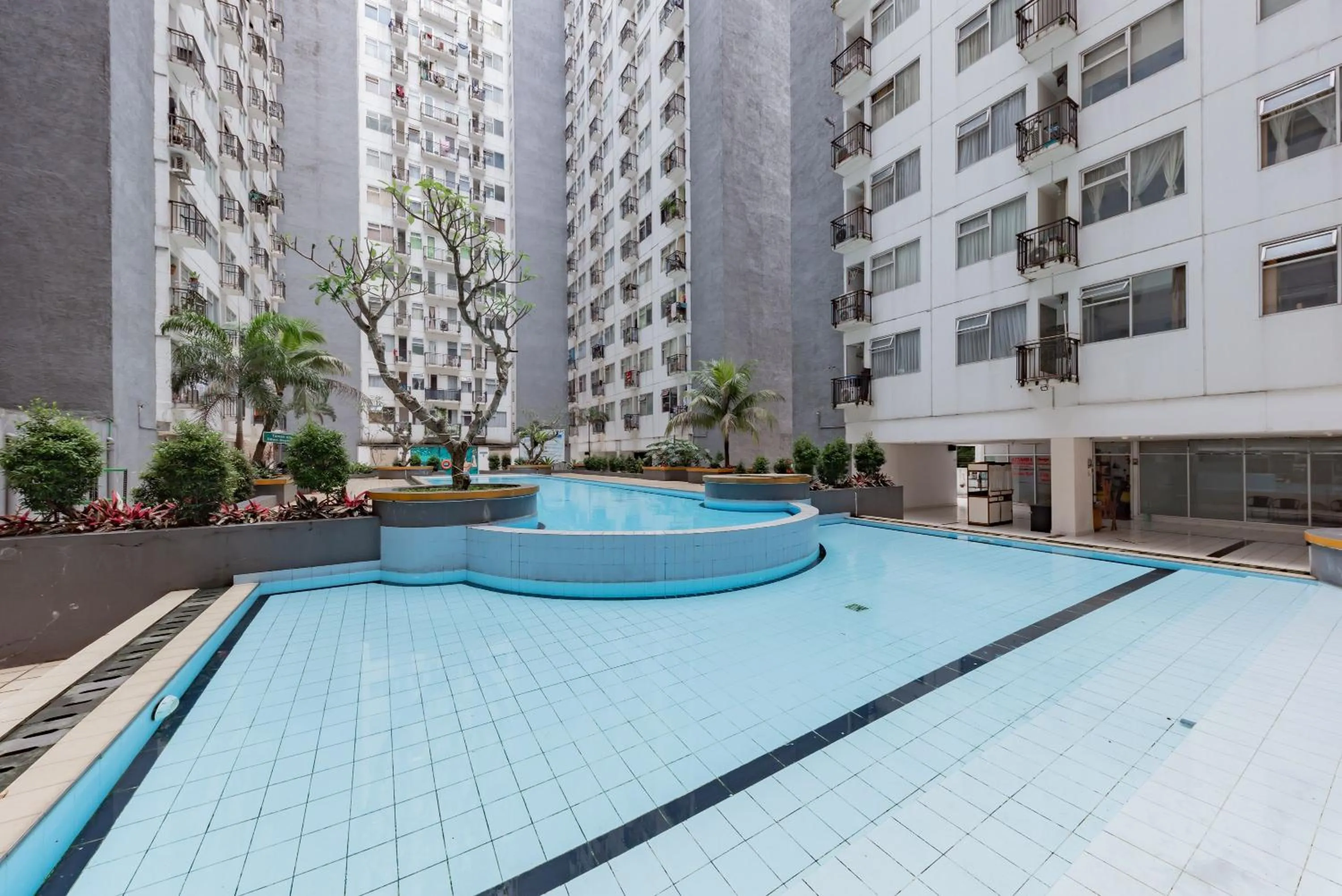 Swimming pool in RedDoorz Apartment @ Jarrdin Cihampelas