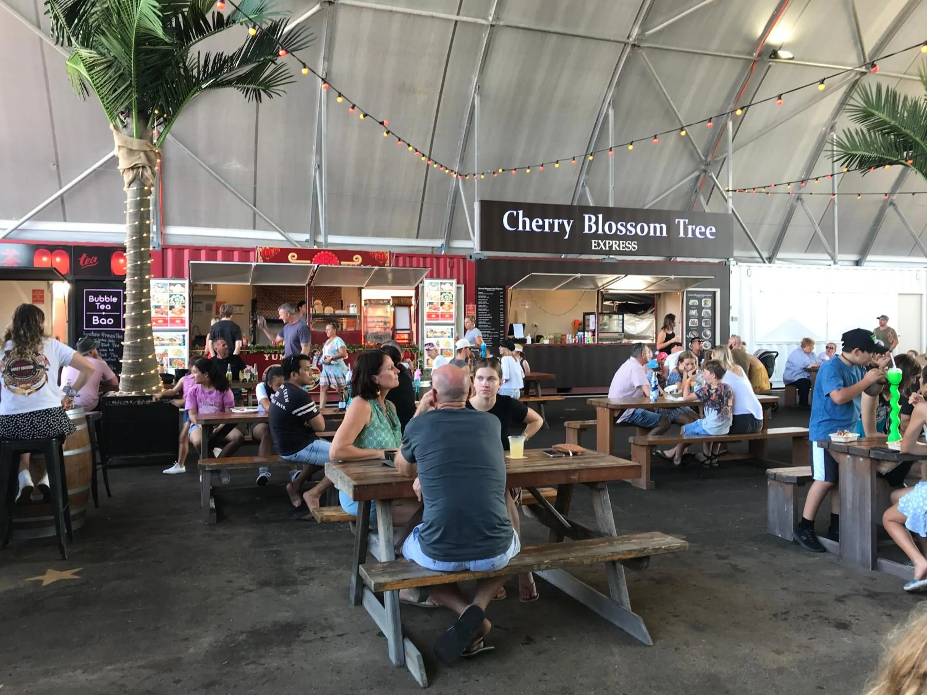 Restaurant/places to eat in XYL Holiday Inn