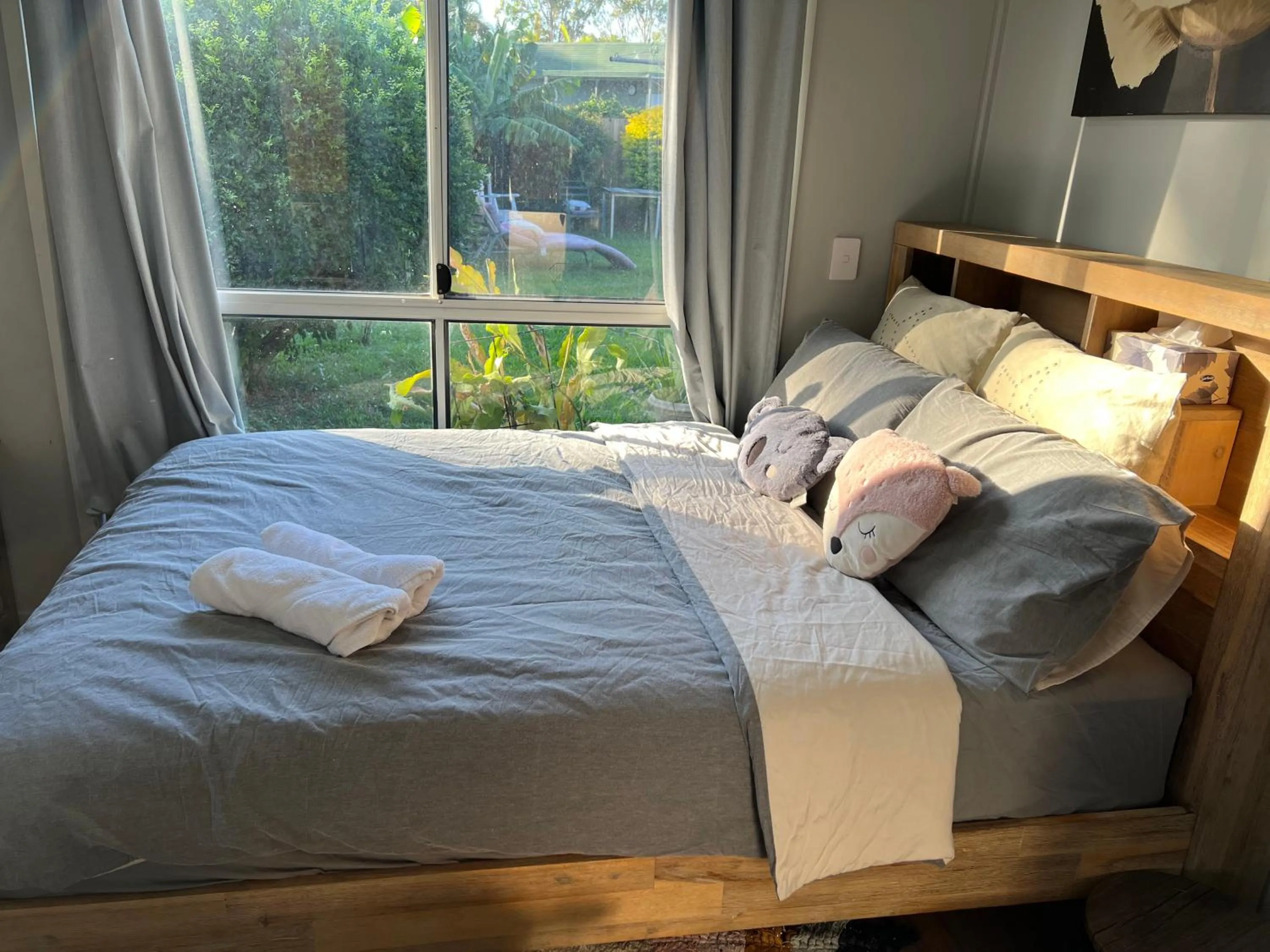 towels, Bed in XYL Holiday Inn