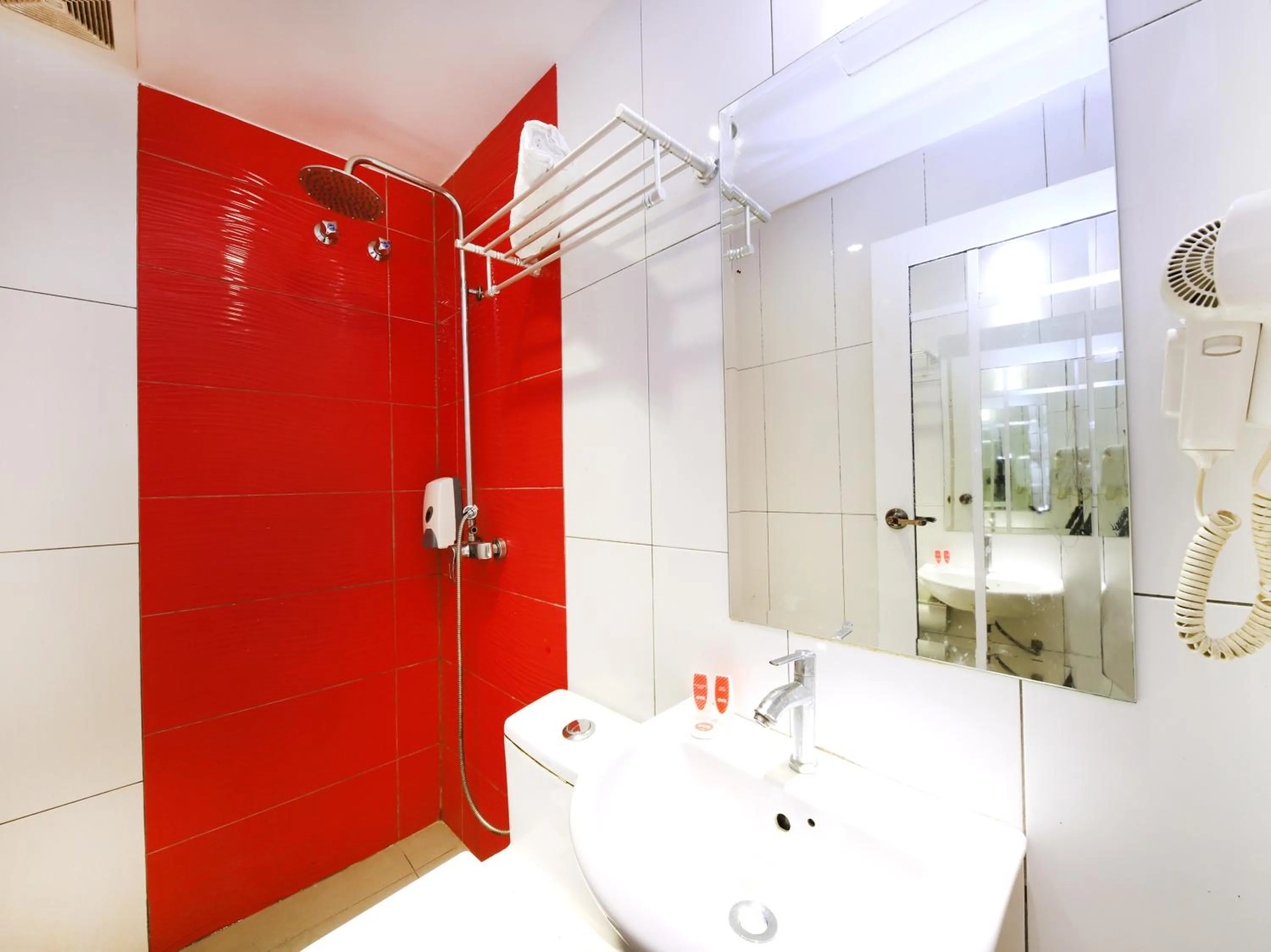 Bathroom in Super OYO 763 Tazara Hotel