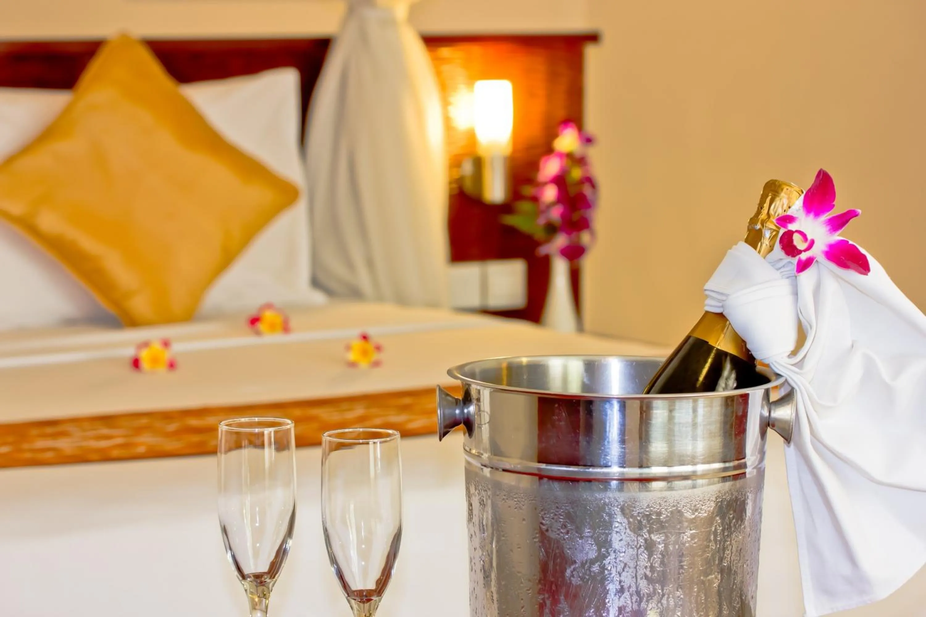 Alcoholic drinks, Bed in The Rani Hotel & Spa
