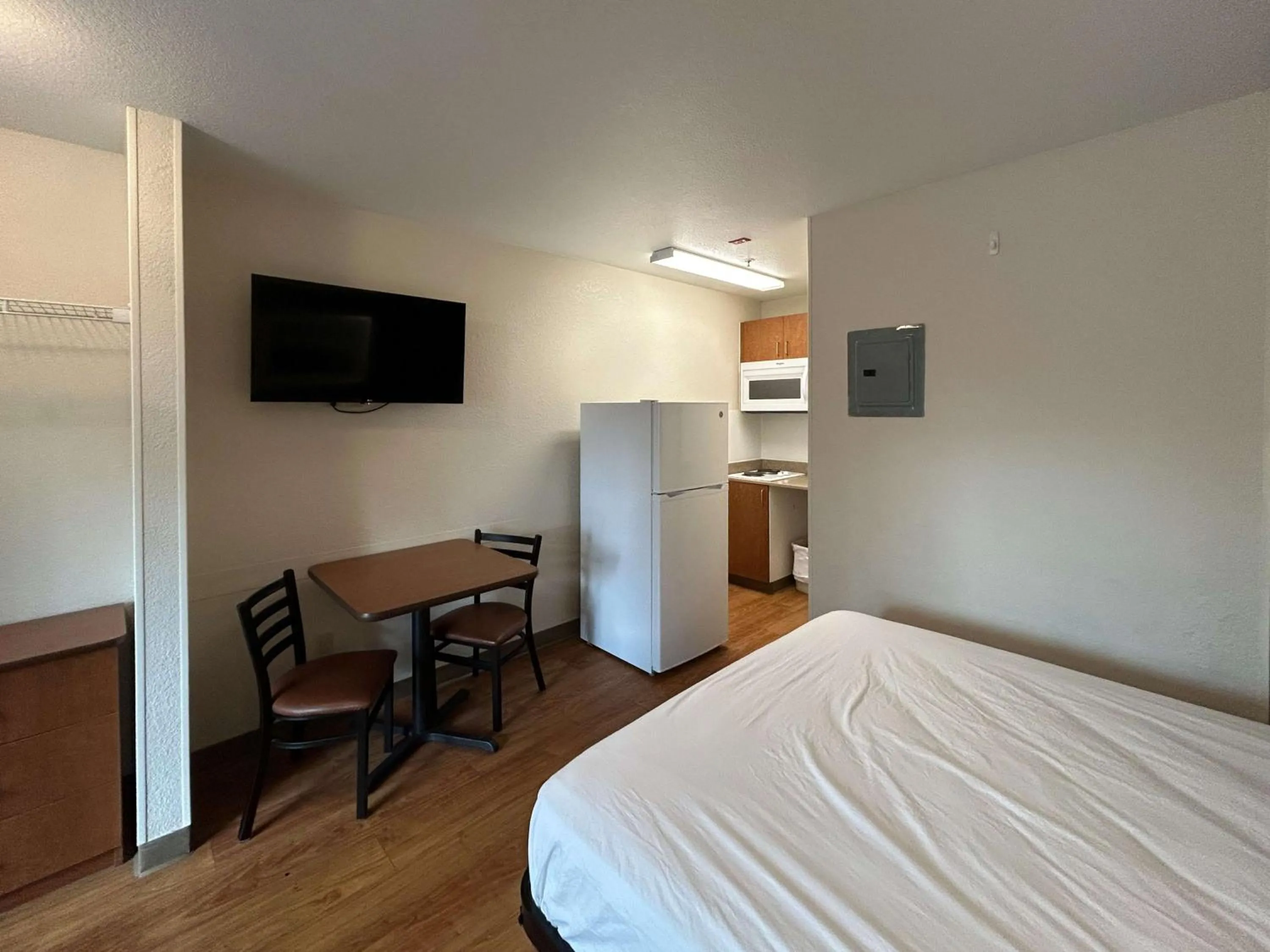 Bedroom, Bed in Studio 6 Rancho Cordova, CA