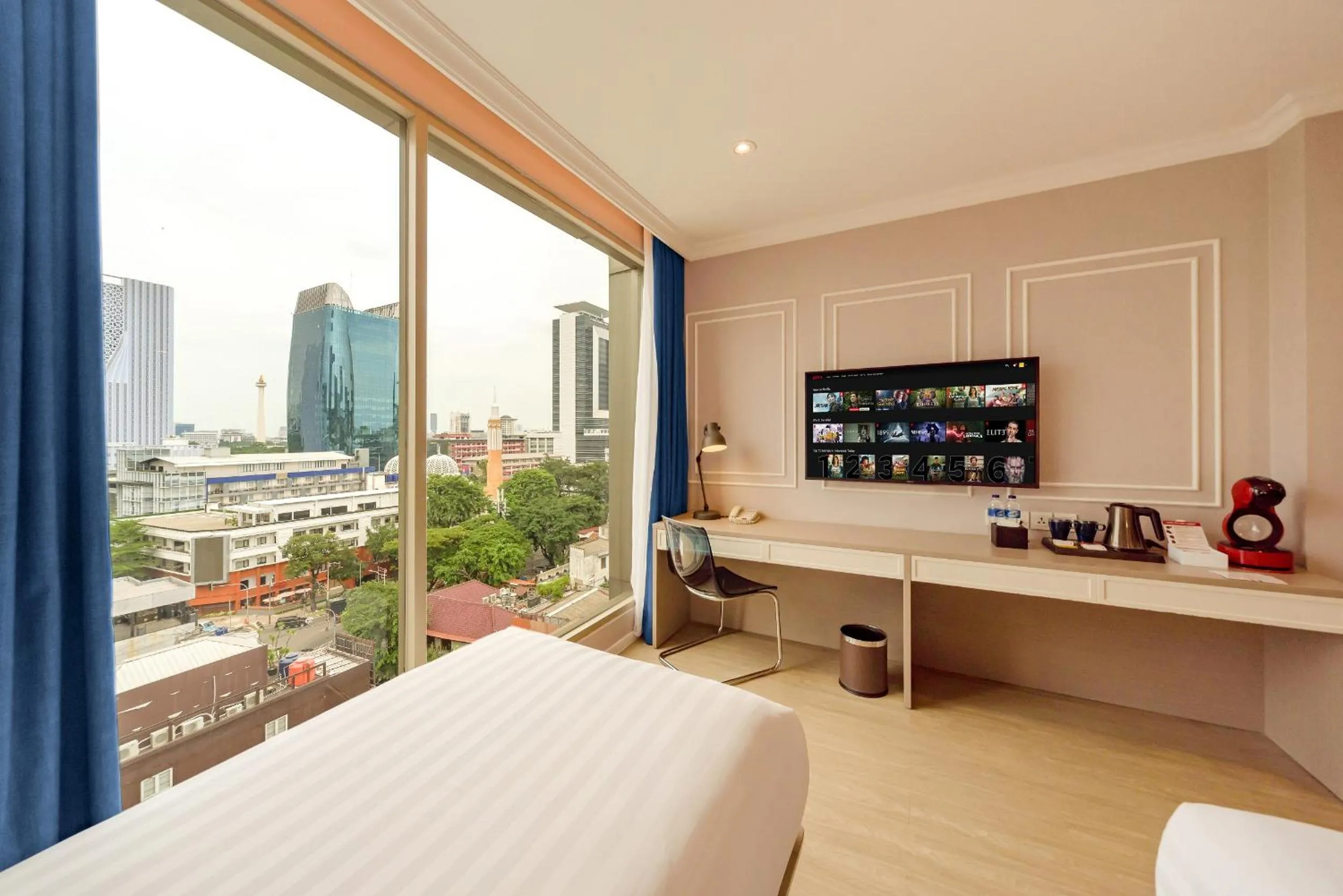 Bedroom, Bed in Ashley Sabang Jakarta