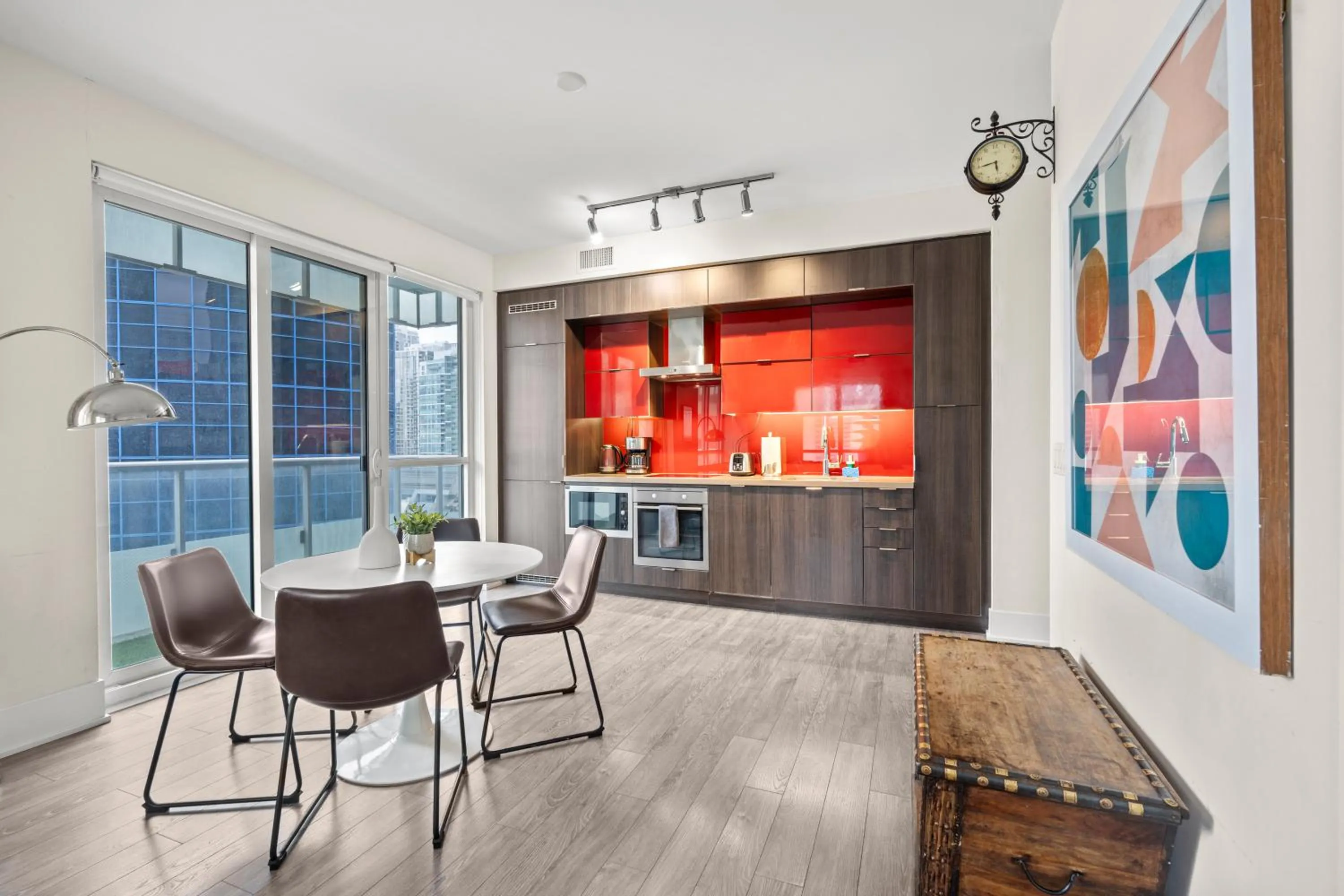 Kitchen or kitchenette in GLOBALSTAY Modern Downtown Apartment