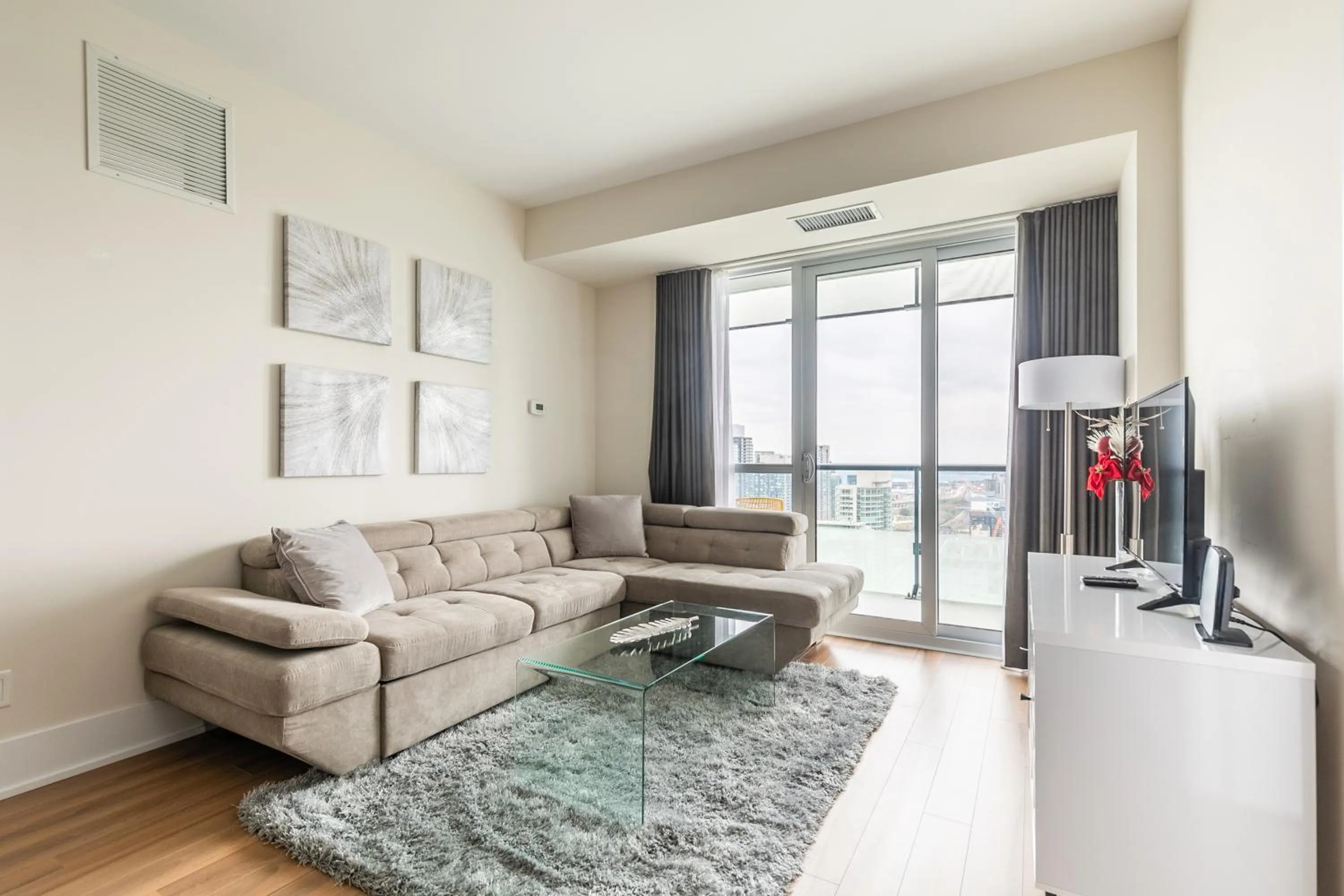 TV and multimedia in GLOBALSTAY Modern Downtown Apartment