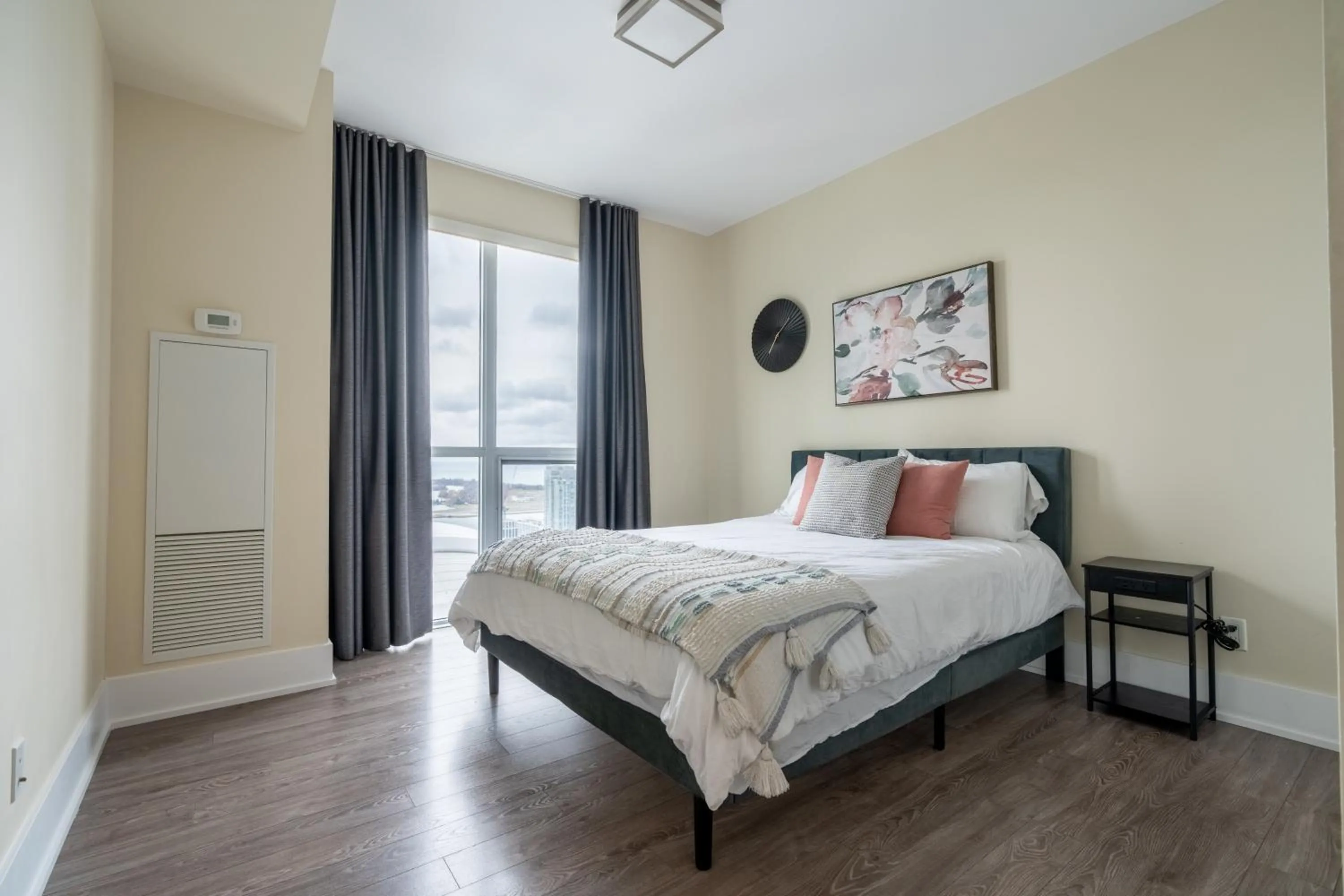 Bed in GLOBALSTAY Modern Downtown Apartment