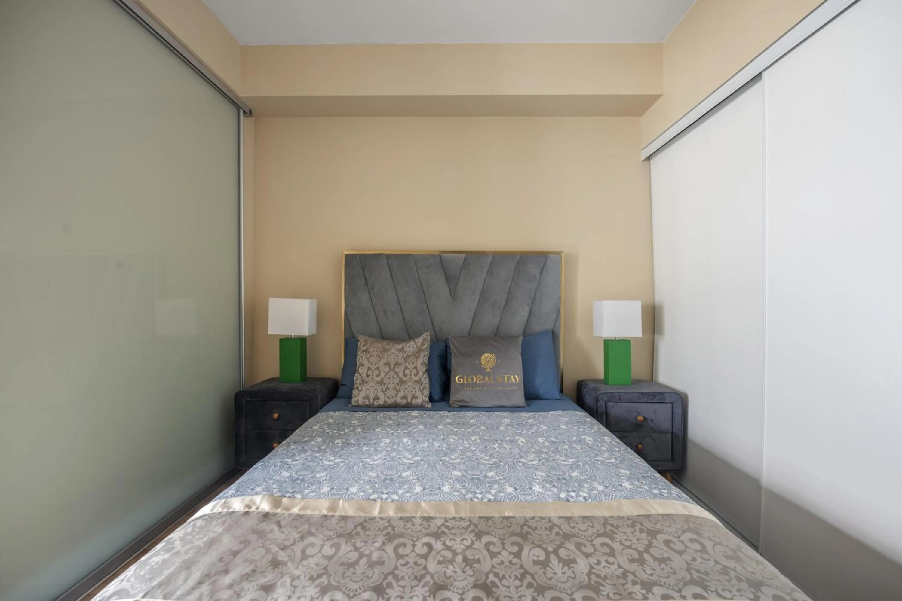 Bed in GLOBALSTAY Modern Downtown Apartment