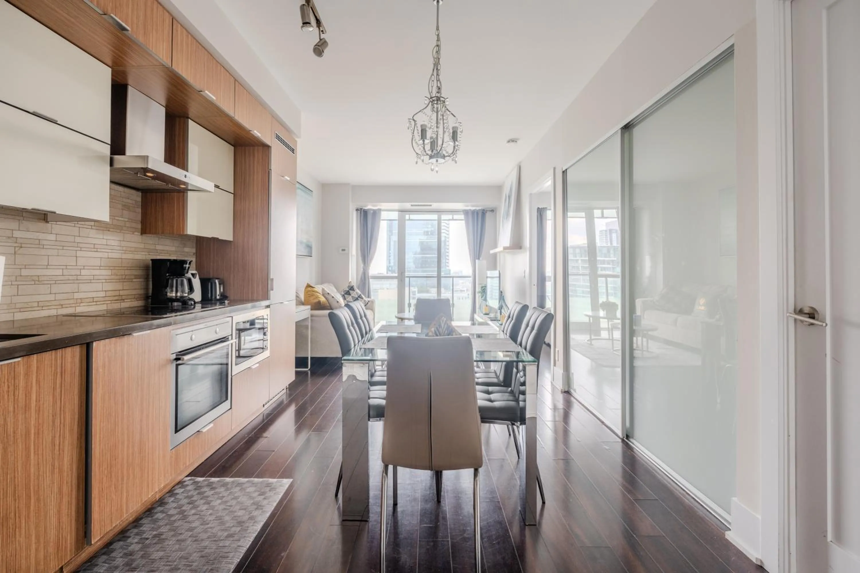 Kitchen or kitchenette in GLOBALSTAY Modern Downtown Apartment