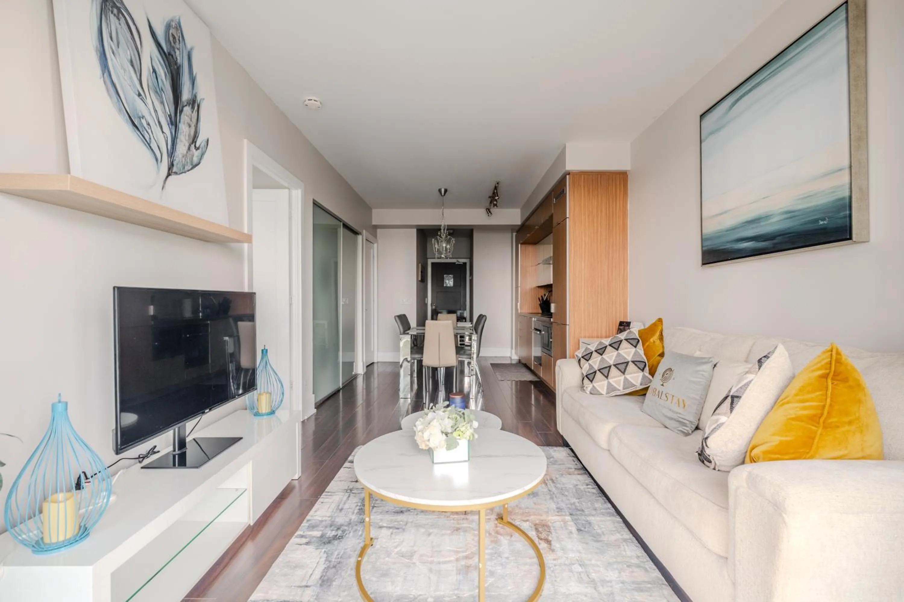 TV and multimedia in GLOBALSTAY Modern Downtown Apartment