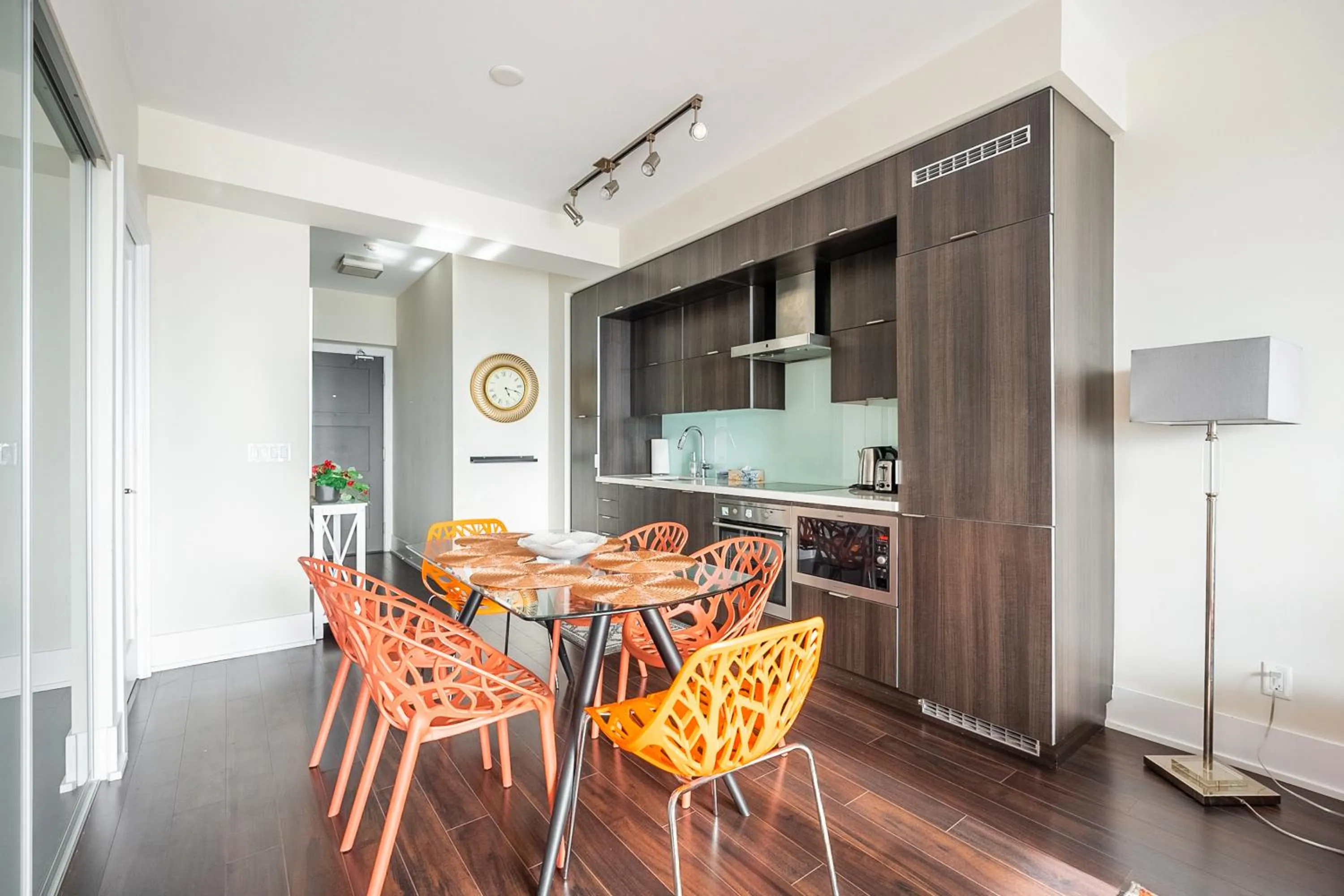 Kitchen or kitchenette in GLOBALSTAY Modern Downtown Apartment