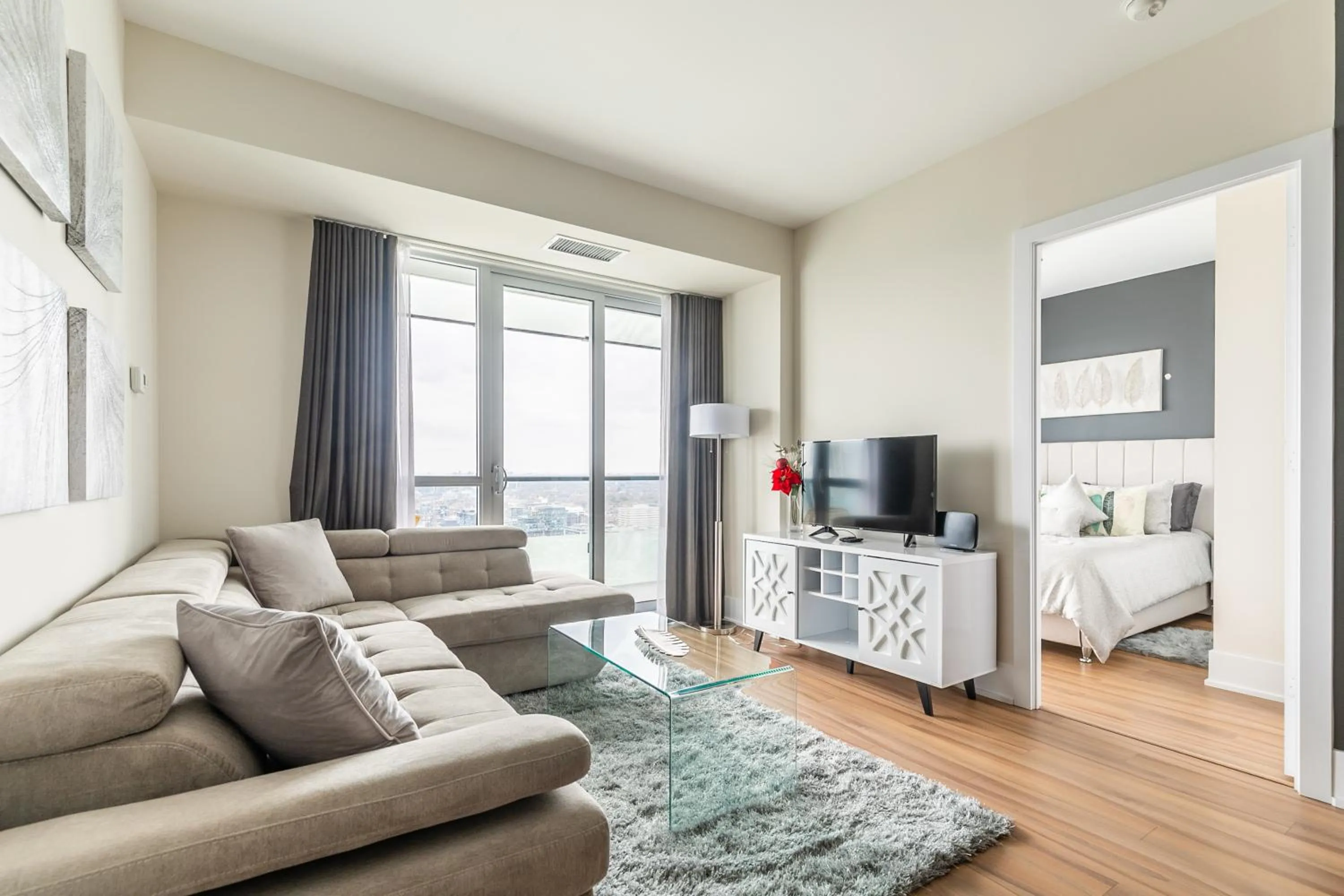 TV and multimedia in GLOBALSTAY Modern Downtown Apartment