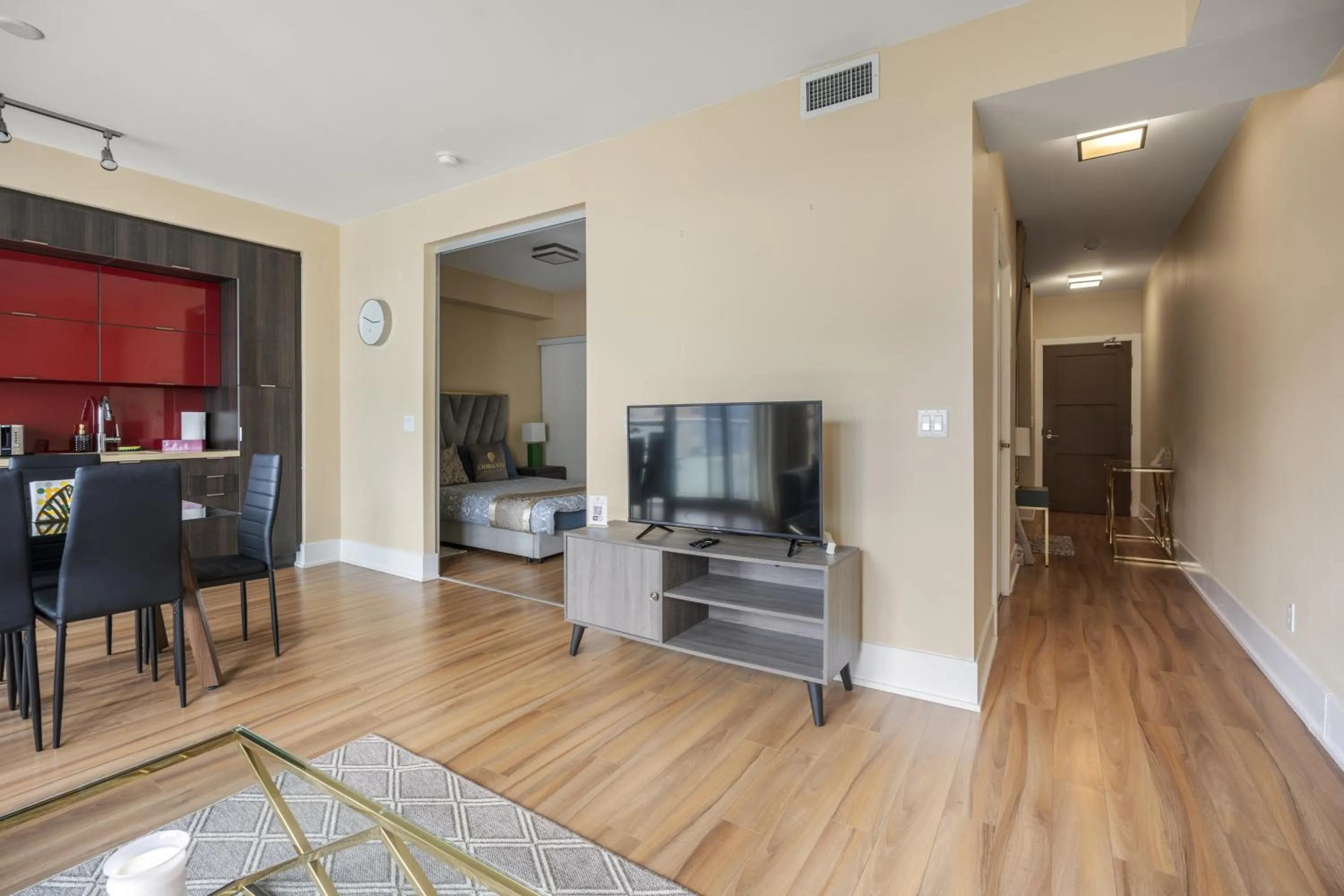 TV and multimedia in GLOBALSTAY Modern Downtown Apartment