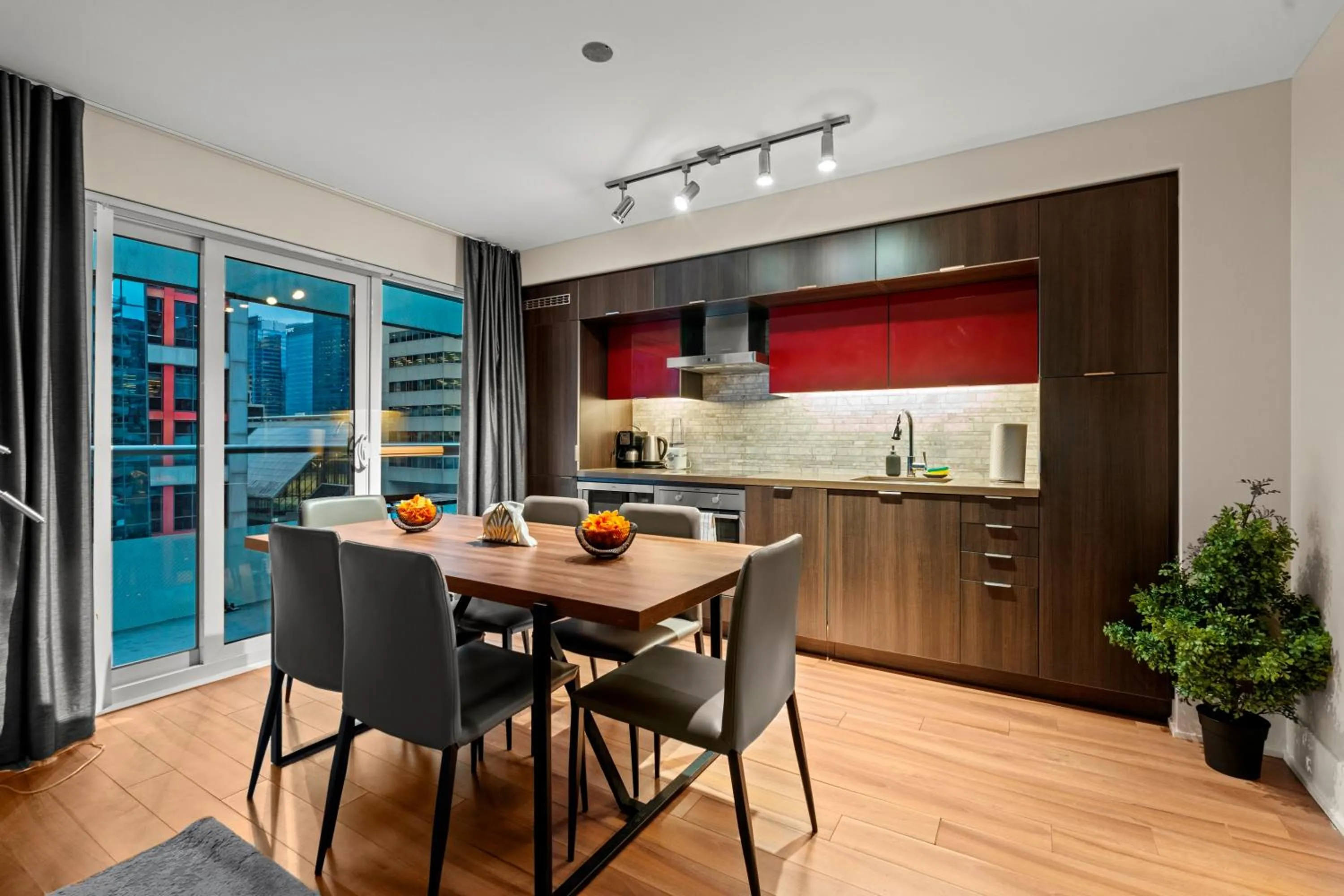 Kitchen or kitchenette in GLOBALSTAY Modern Downtown Apartment