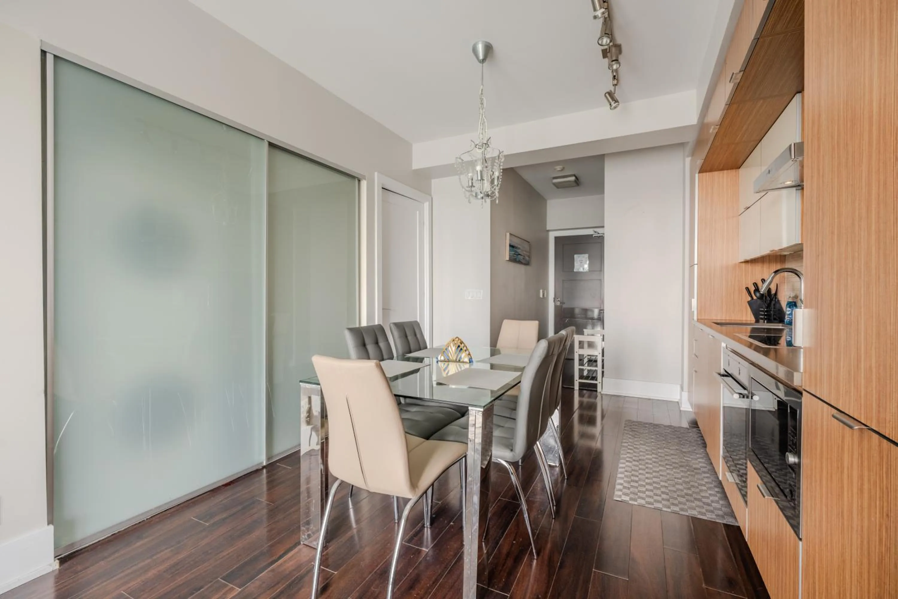 Kitchen or kitchenette in GLOBALSTAY Modern Downtown Apartment