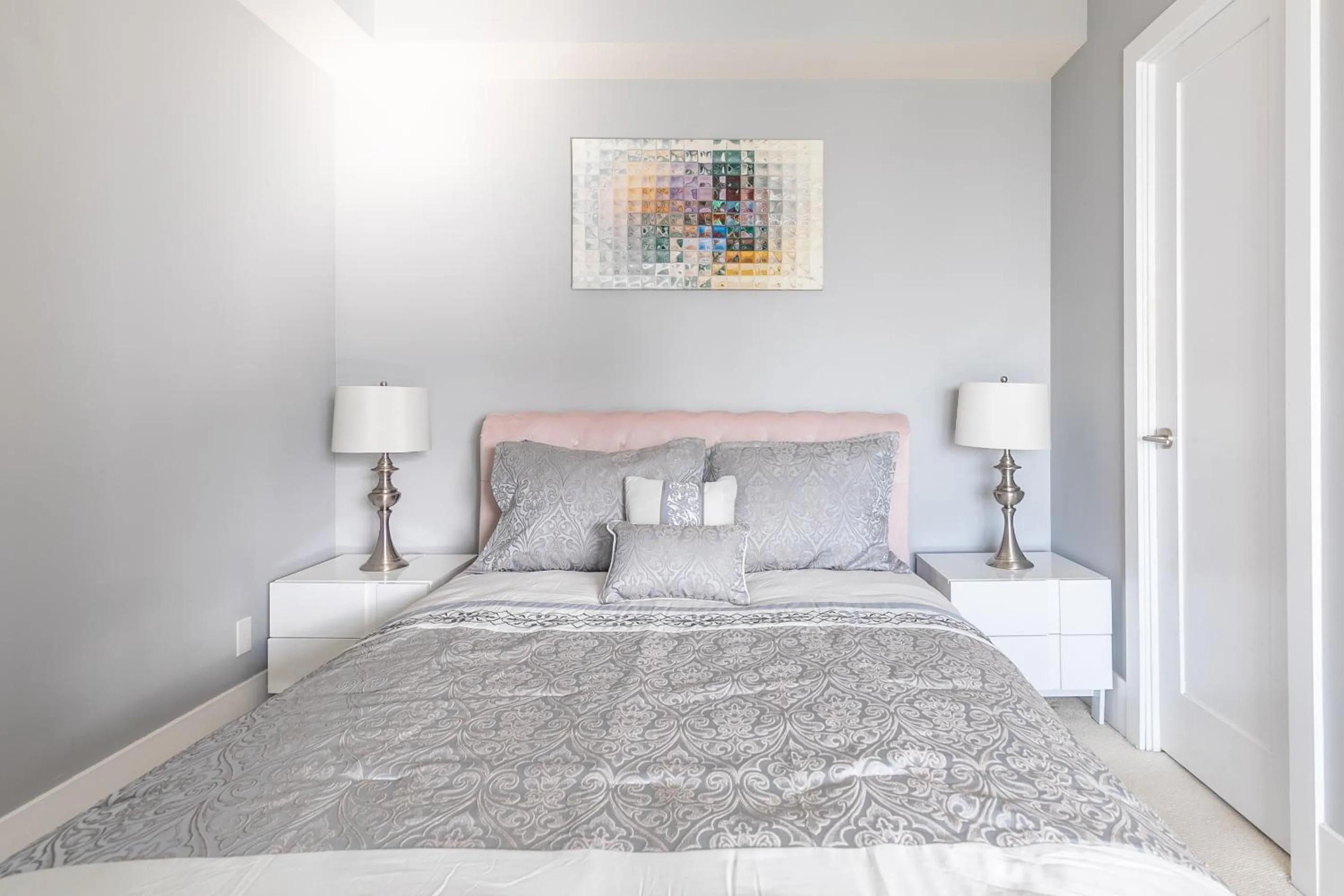 Bed in GLOBALSTAY Modern Downtown Apartment