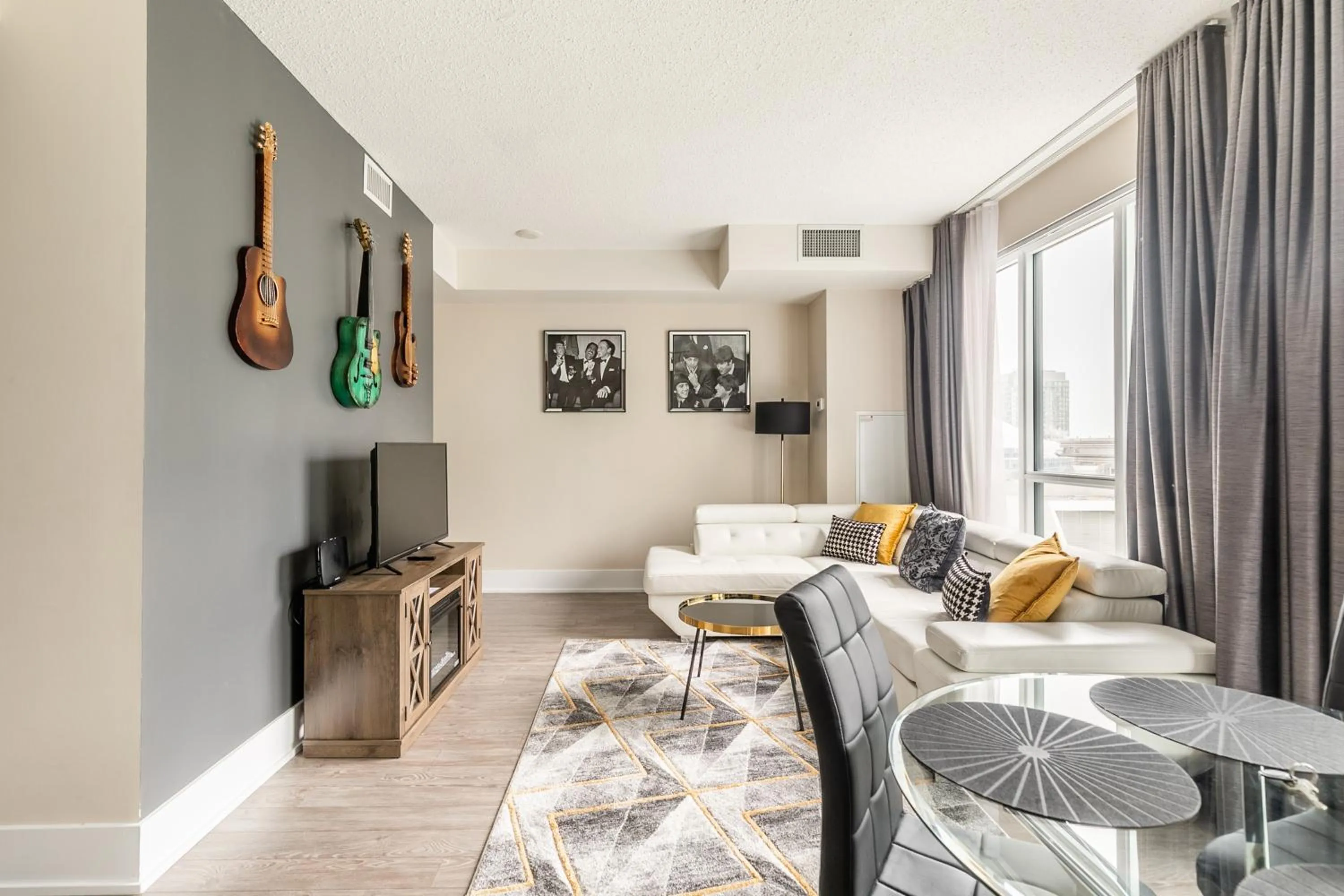 TV and multimedia in GLOBALSTAY Modern Downtown Apartment