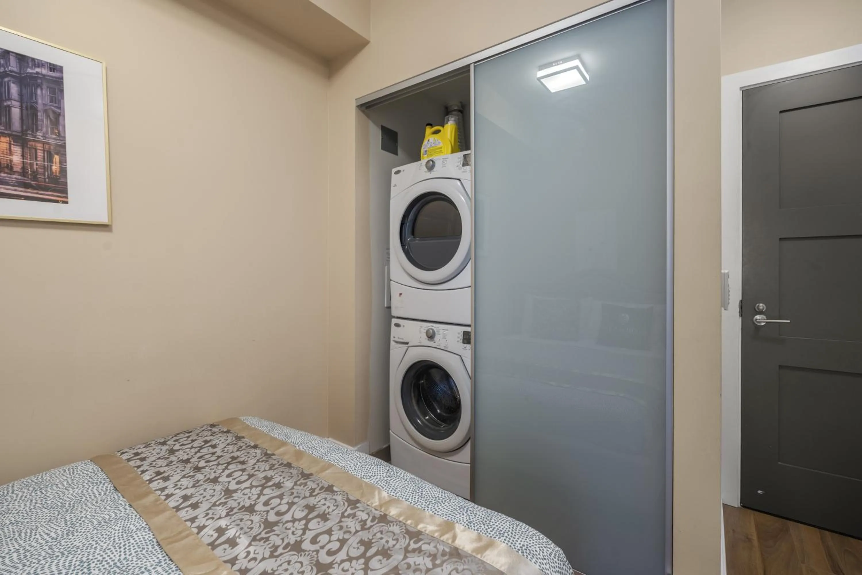 washing machine, Bed in GLOBALSTAY Modern Downtown Apartment