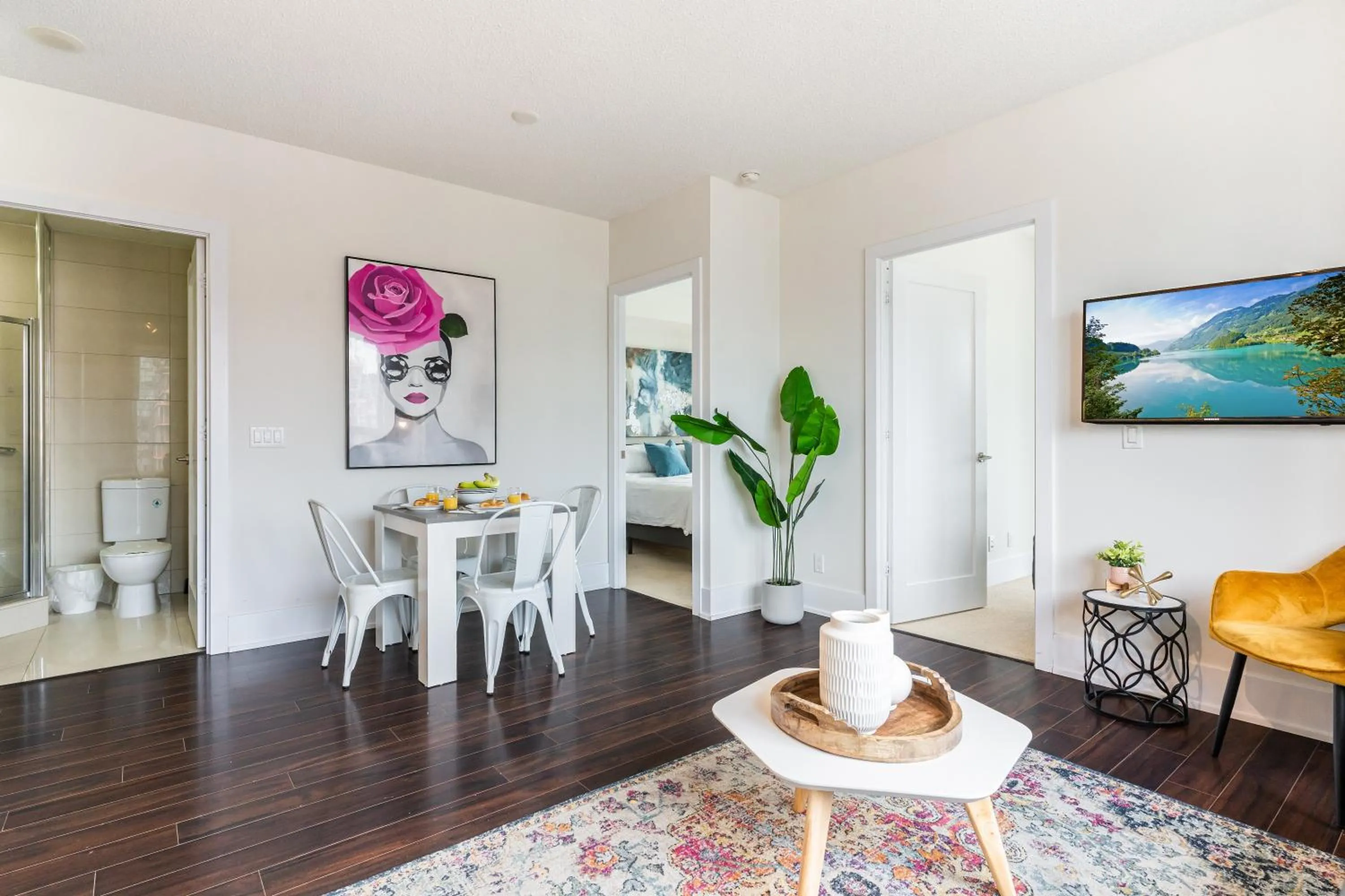 TV and multimedia in GLOBALSTAY Modern Downtown Apartment