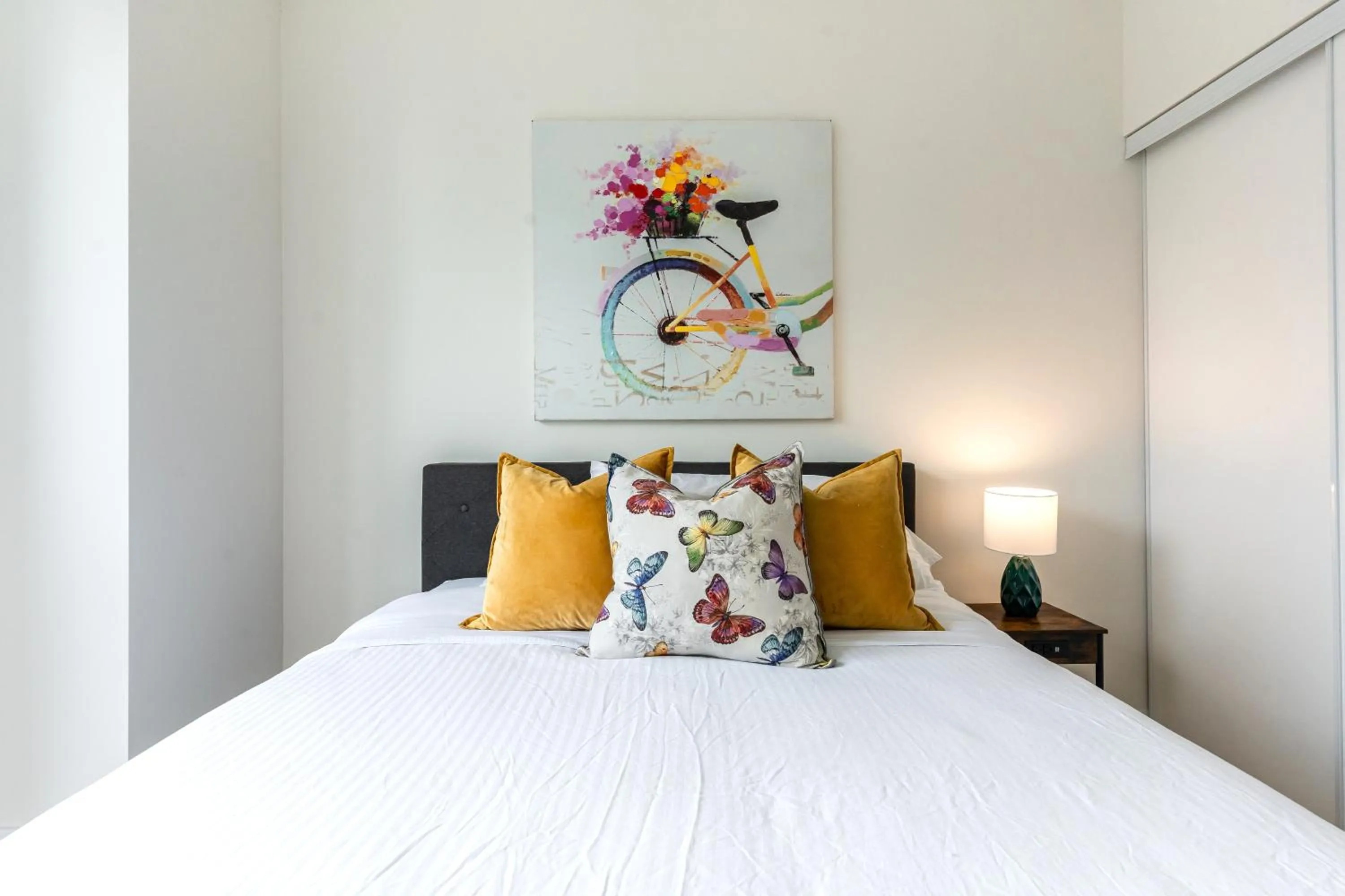 Bed in GLOBALSTAY Modern Downtown Apartment