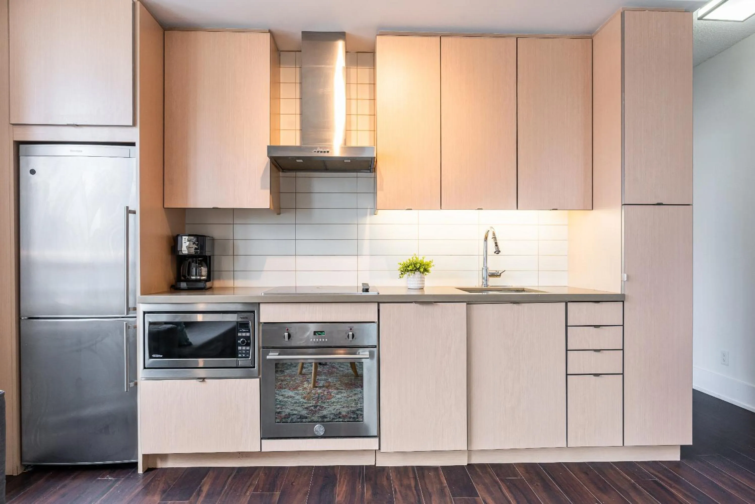 Kitchen or kitchenette in GLOBALSTAY Modern Downtown Apartment