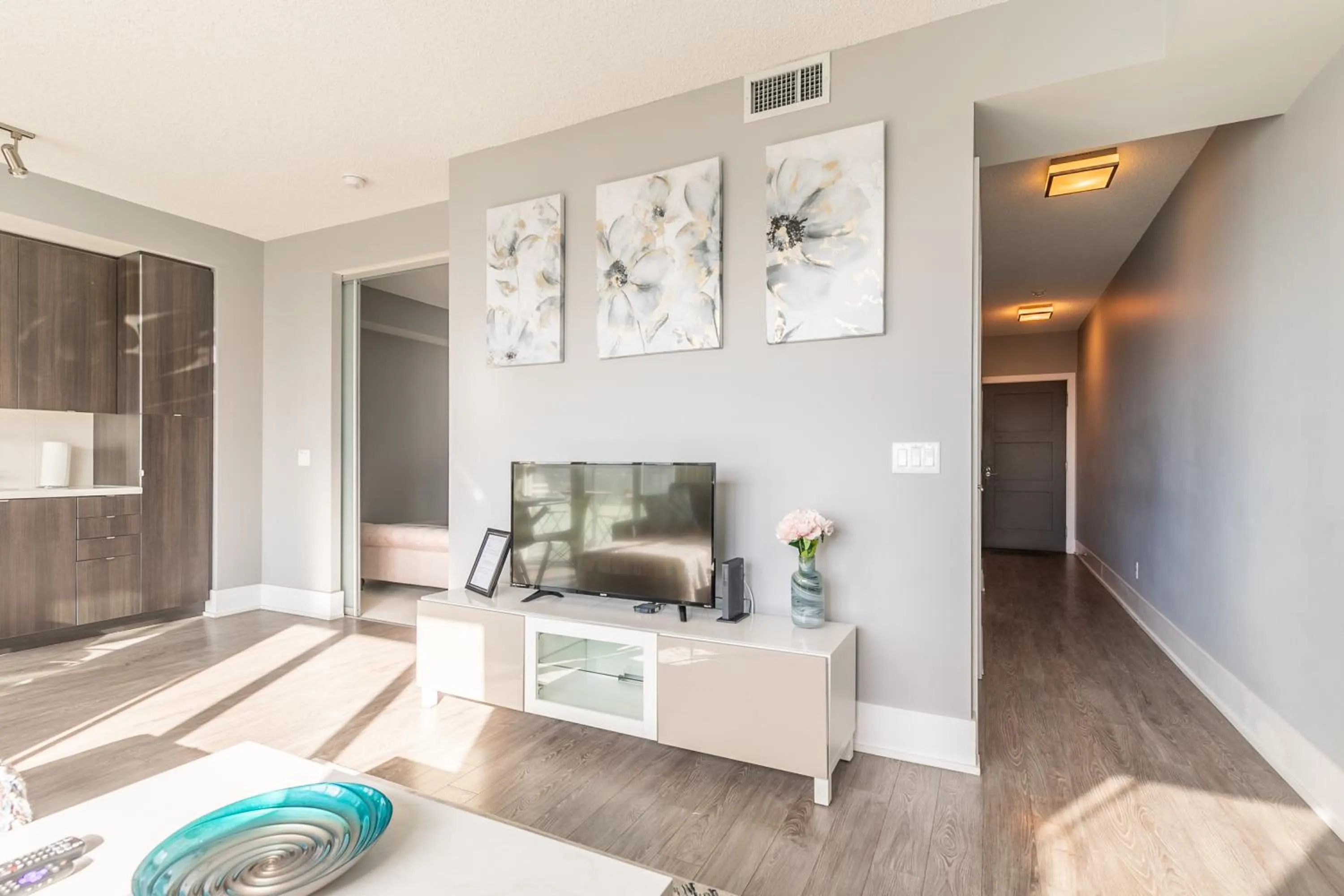 TV and multimedia in GLOBALSTAY Modern Downtown Apartment