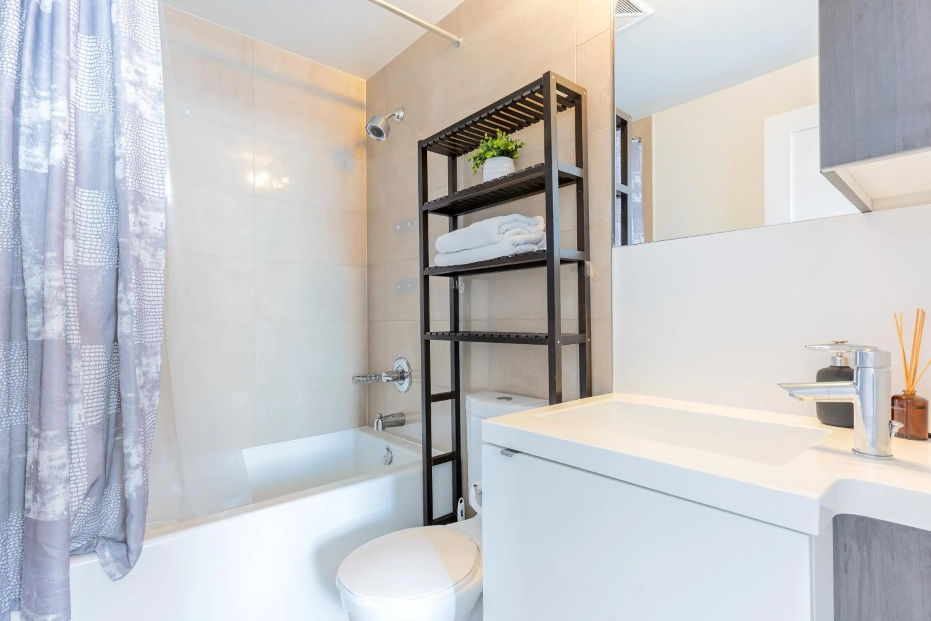 Bathroom, Bed in GLOBALSTAY Modern Downtown Apartment