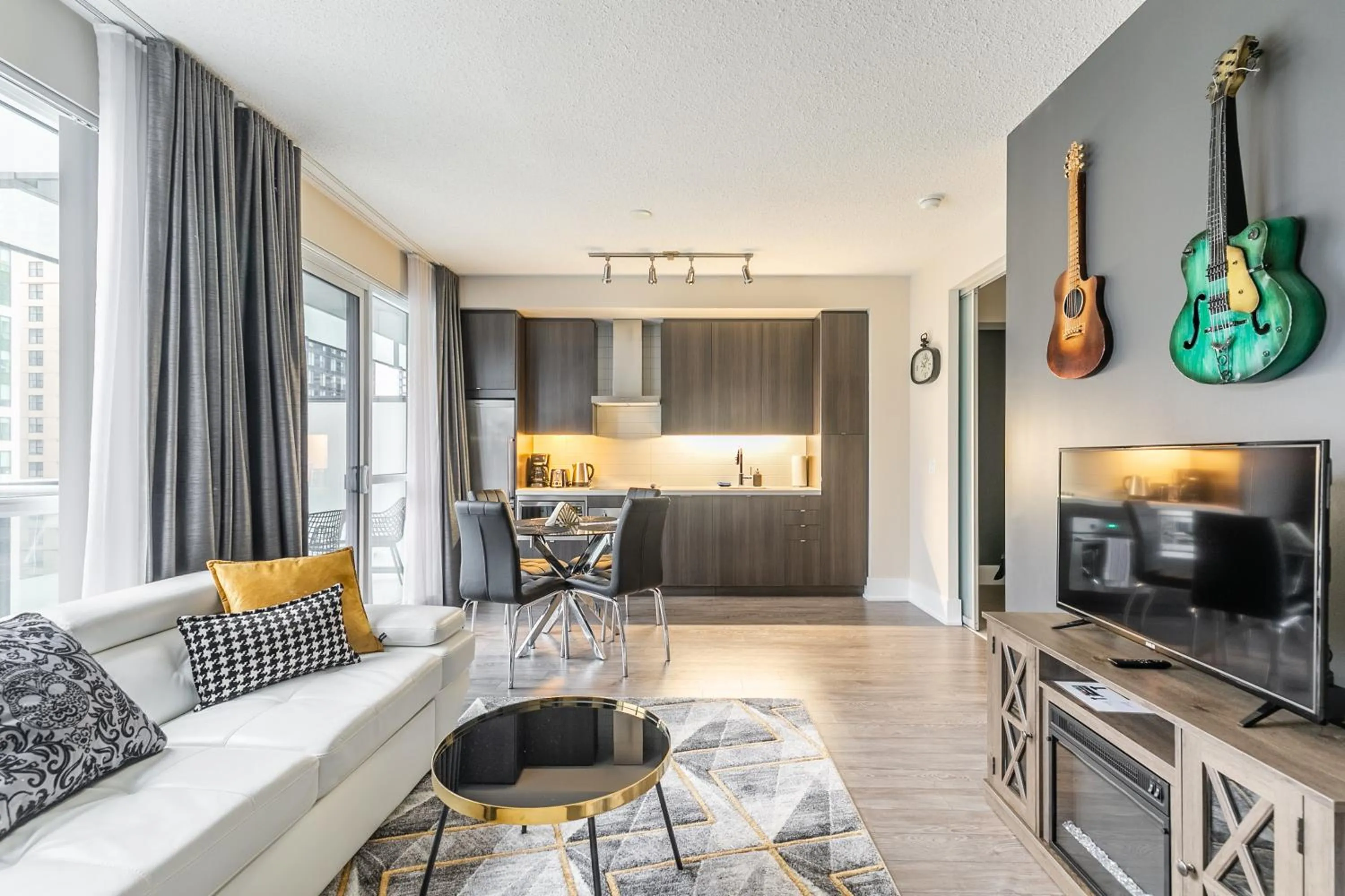 TV and multimedia in GLOBALSTAY Modern Downtown Apartment