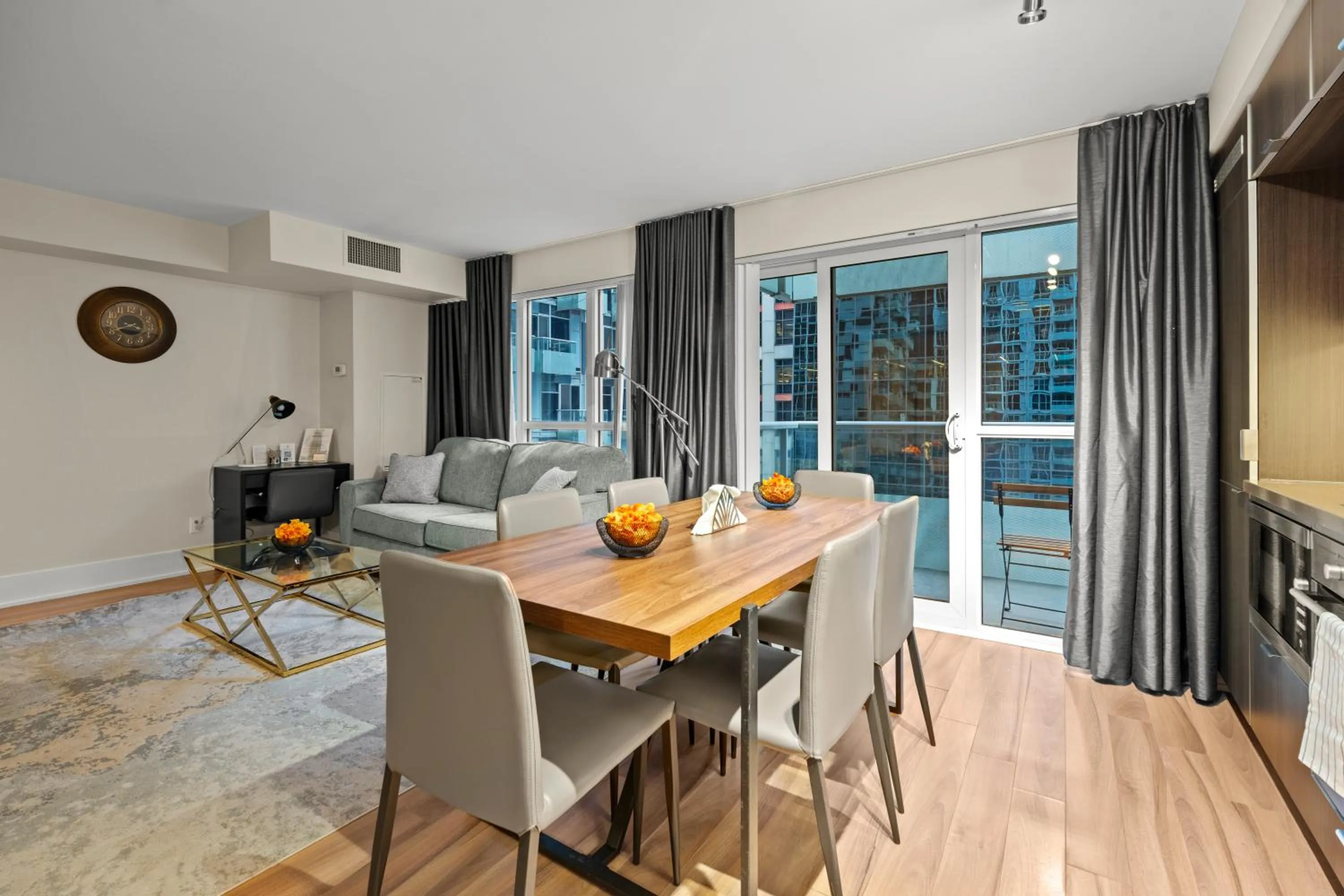 Kitchen or kitchenette in GLOBALSTAY Modern Downtown Apartment