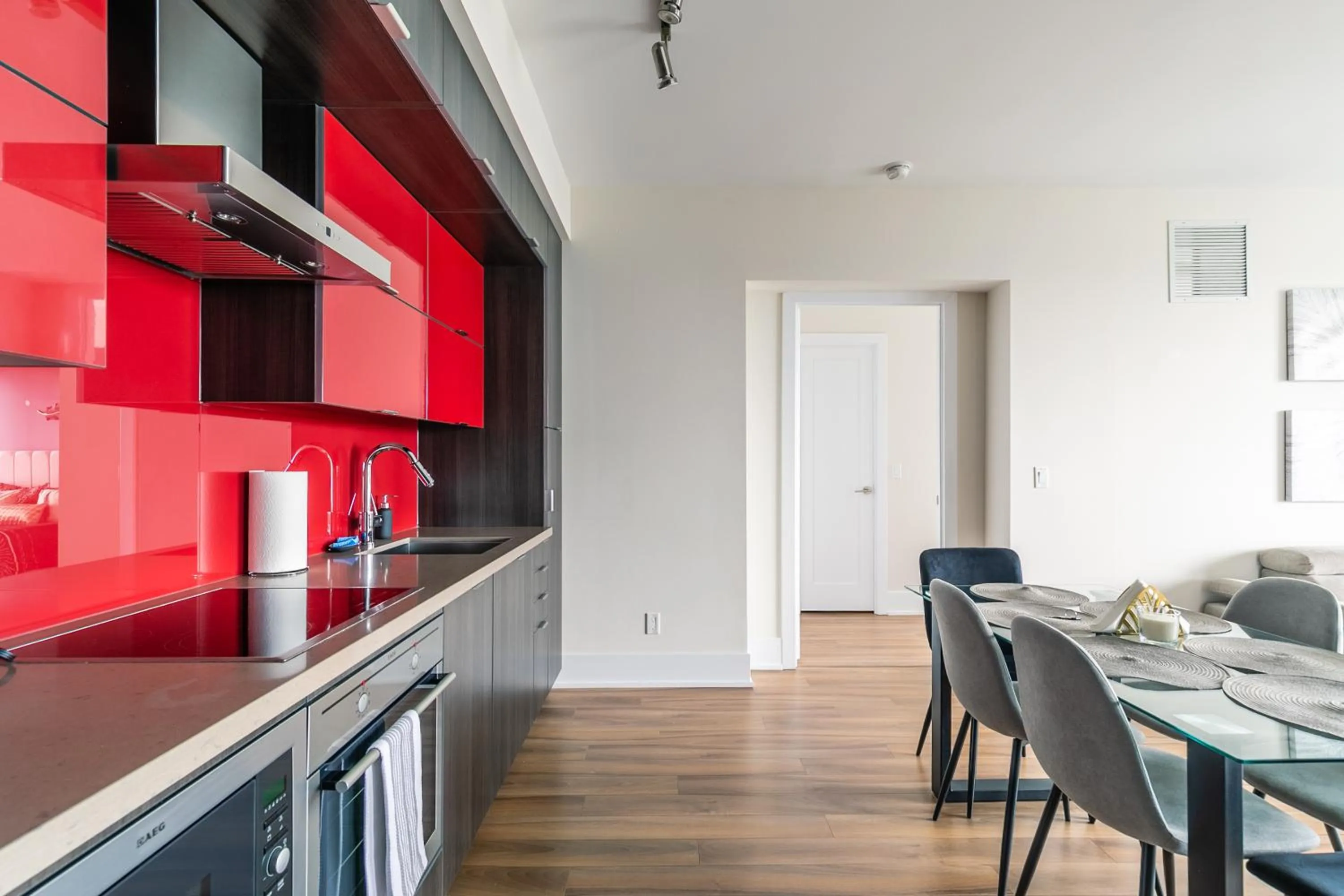 Kitchen or kitchenette in GLOBALSTAY Modern Downtown Apartment