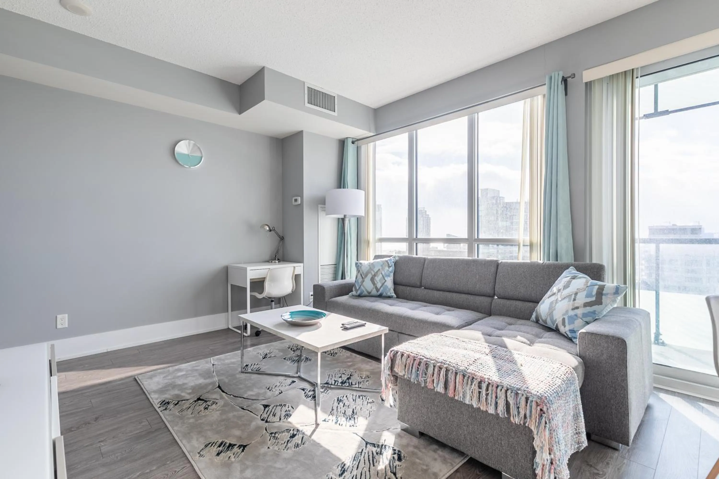 Bed in GLOBALSTAY Modern Downtown Apartment