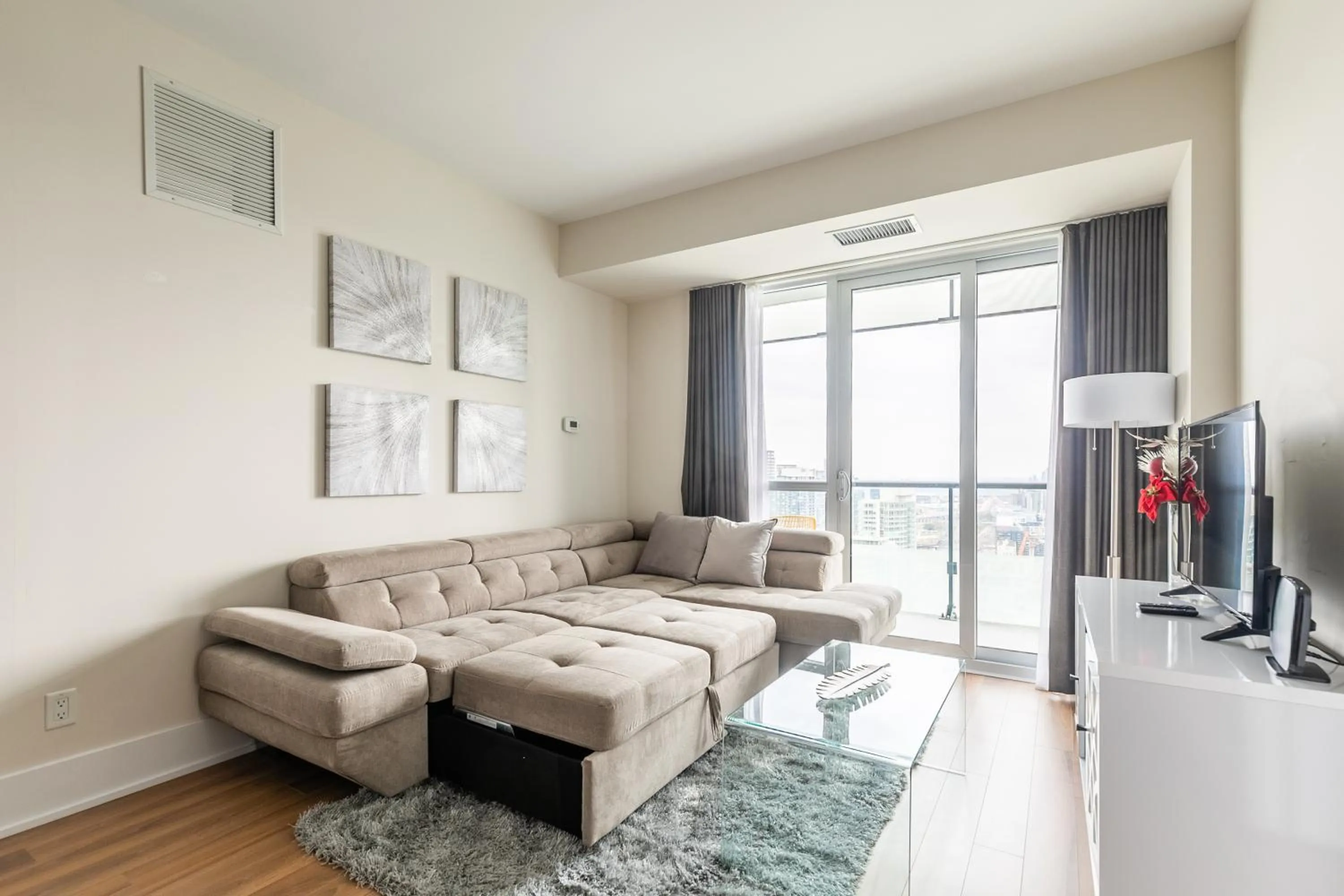 TV and multimedia in GLOBALSTAY Modern Downtown Apartment