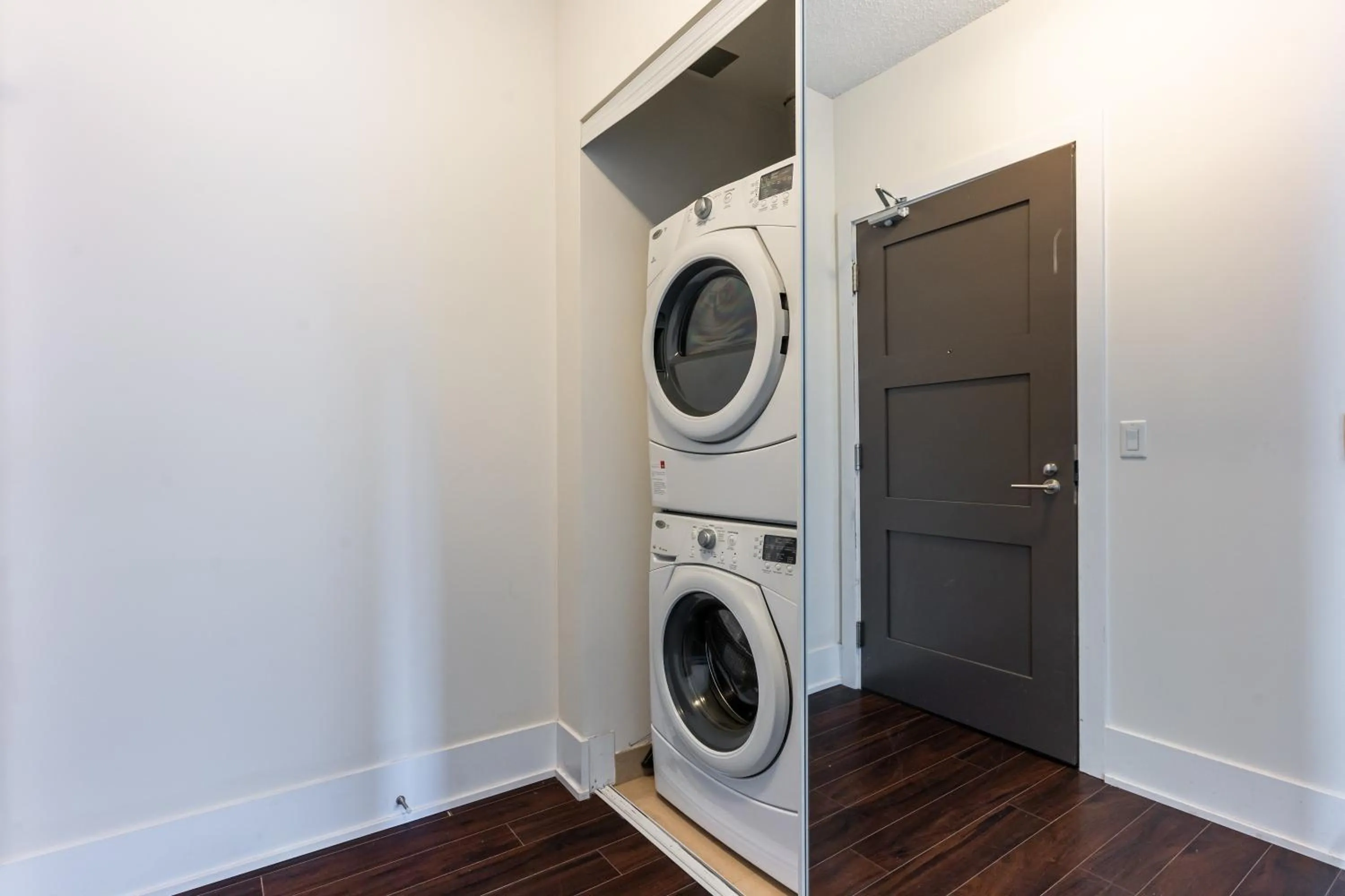 washing machine in GLOBALSTAY Modern Downtown Apartment